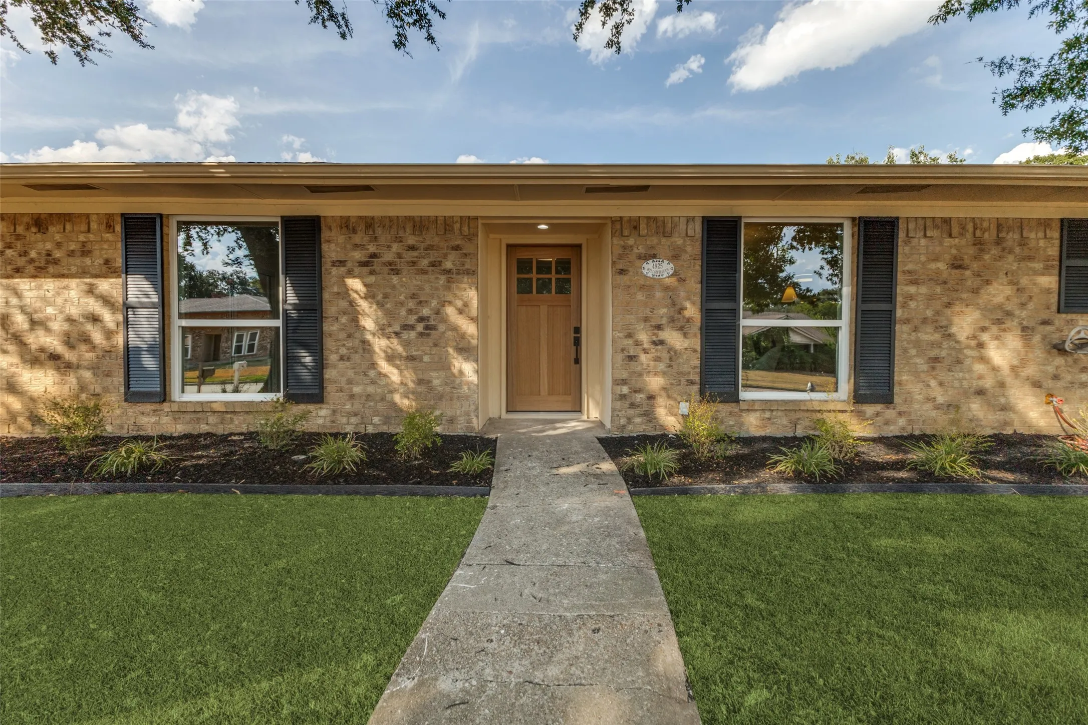 Single Family Residence For Sale in Dallas County , 4925 Willowhaven Circle, Garland, Texas 75043, 4 Bedroom, 2 Bathroom, 2 Garage spaces, 1,890 Sqft, built in 1980, mls#21380776, Real Estate Agent in Garland, Homes For Sale in Dallas county, Homes For Sale in Garland, Realtor in Garland Texas, Real Estate Brokerage Independent Realty Texas, Luminita Cordes Realtor