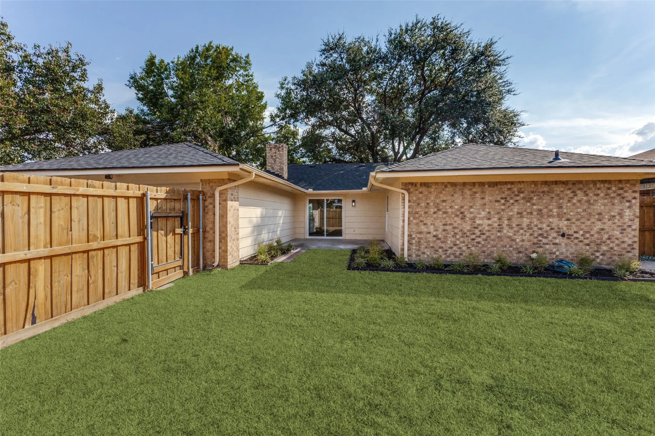 Single Family Residence For Sale in Dallas County , 4925 Willowhaven Circle, Garland, Texas 75043, 4 Bedroom, 2 Bathroom, 2 Garage spaces, 1,890 Sqft, built in 1980, mls#21380776, Real Estate Agent in Garland, Homes For Sale in Dallas county, Homes For Sale in Garland, Realtor in Garland Texas, Real Estate Brokerage Independent Realty Texas, Luminita Cordes Realtor