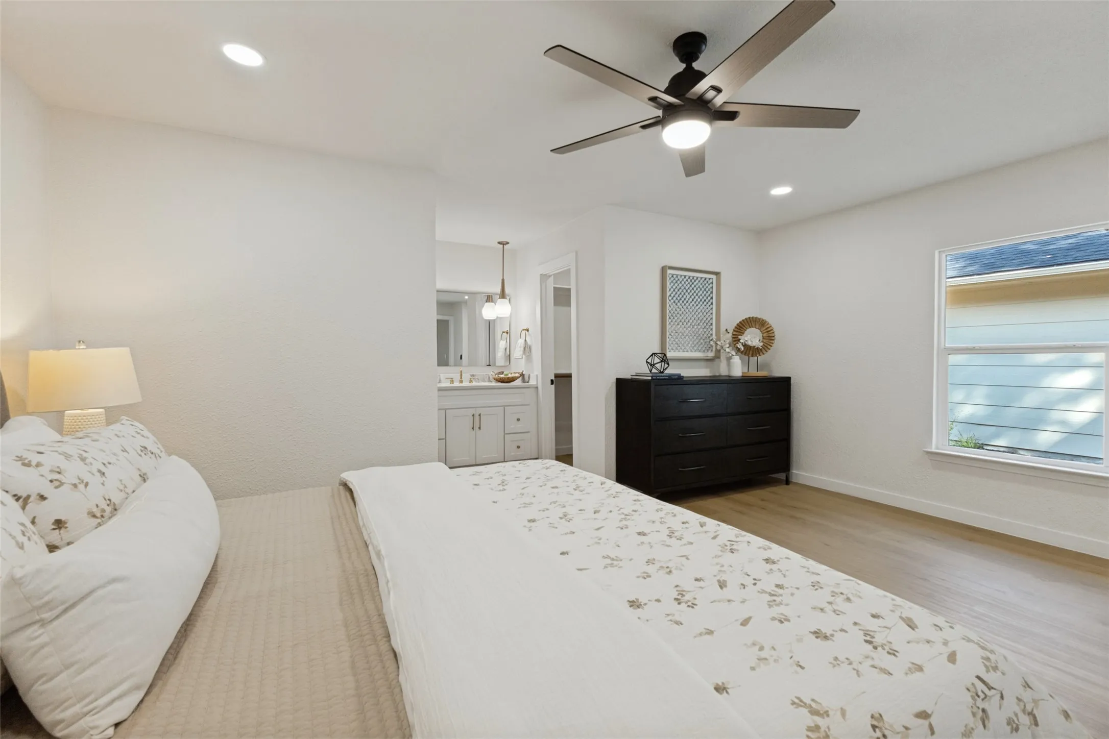 Single Family Residence For Sale in Dallas County , 4925 Willowhaven Circle, Garland, Texas 75043, 4 Bedroom, 2 Bathroom, 2 Garage spaces, 1,890 Sqft, built in 1980, mls#21380776, Real Estate Agent in Garland, Homes For Sale in Dallas county, Homes For Sale in Garland, Realtor in Garland Texas, Real Estate Brokerage Independent Realty Texas, Luminita Cordes Realtor
