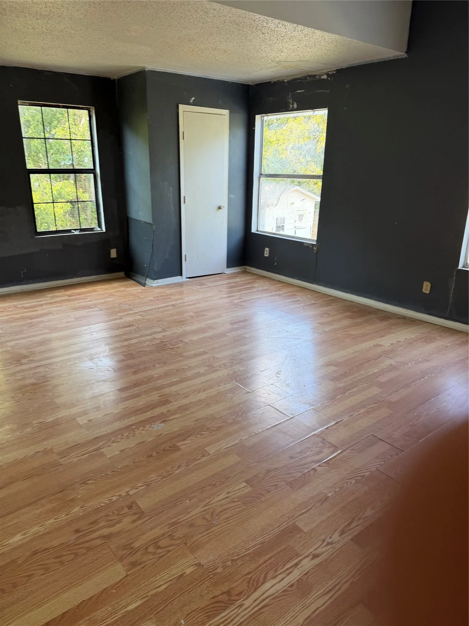 Single Family Residence For Sale in Dallas County , 233 W Hammond Street, Lancaster, Texas 75146, 5 Bedroom, 3 Bathroom, Garage spaces, 2,738 Sqft, built in 1950, mls#21381964, Real Estate Agent in Lancaster, Homes For Sale in Dallas county, Homes For Sale in Lancaster, Realtor in Lancaster Texas, Real Estate Brokerage Independent Realty Texas, Luminita Cordes Realtor