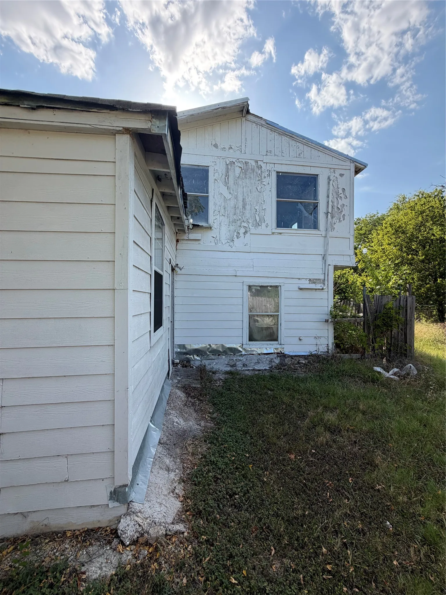 Single Family Residence For Sale in Dallas County , 233 W Hammond Street, Lancaster, Texas 75146, 5 Bedroom, 3 Bathroom, Garage spaces, 2,738 Sqft, built in 1950, mls#21381964, Real Estate Agent in Lancaster, Homes For Sale in Dallas county, Homes For Sale in Lancaster, Realtor in Lancaster Texas, Real Estate Brokerage Independent Realty Texas, Luminita Cordes Realtor