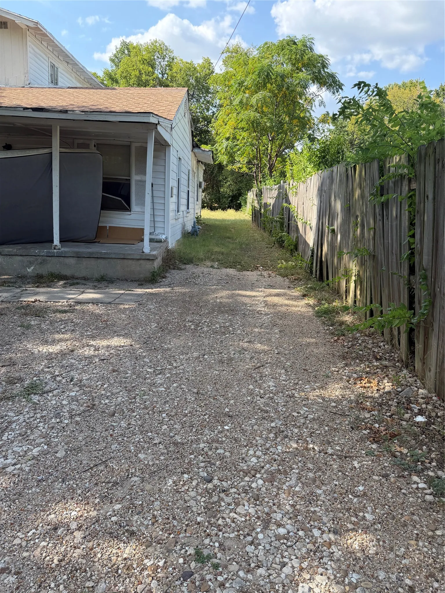 Single Family Residence For Sale in Dallas County , 233 W Hammond Street, Lancaster, Texas 75146, 5 Bedroom, 3 Bathroom, Garage spaces, 2,738 Sqft, built in 1950, mls#21381964, Real Estate Agent in Lancaster, Homes For Sale in Dallas county, Homes For Sale in Lancaster, Realtor in Lancaster Texas, Real Estate Brokerage Independent Realty Texas, Luminita Cordes Realtor