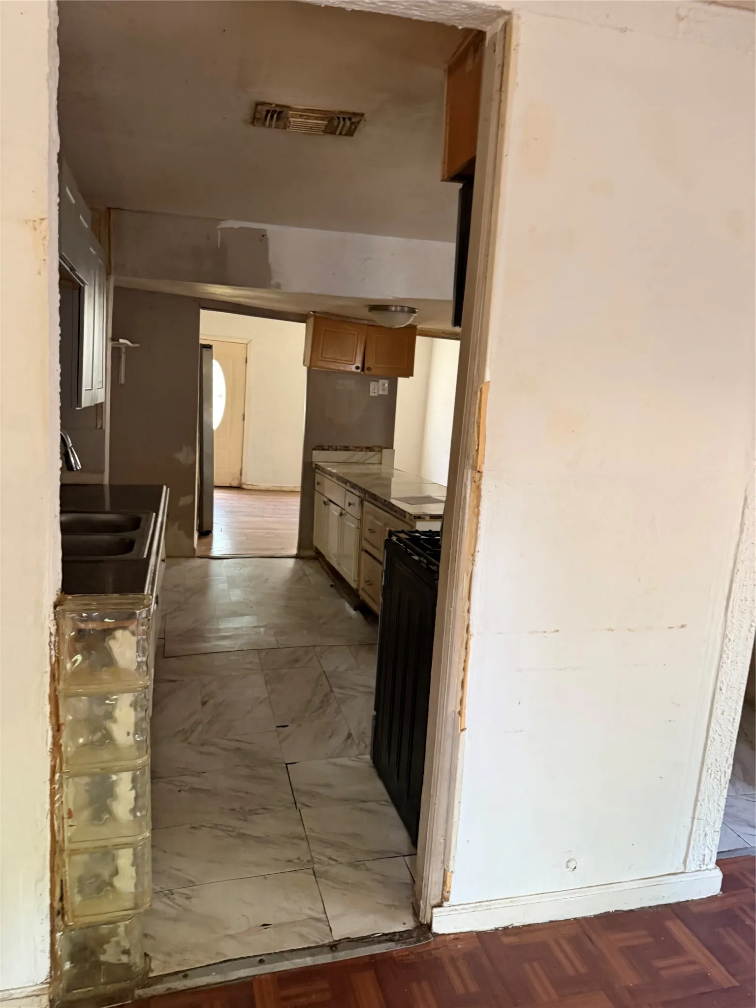 Single Family Residence For Sale in Dallas County , 233 W Hammond Street, Lancaster, Texas 75146, 5 Bedroom, 3 Bathroom, Garage spaces, 2,738 Sqft, built in 1950, mls#21381964, Real Estate Agent in Lancaster, Homes For Sale in Dallas county, Homes For Sale in Lancaster, Realtor in Lancaster Texas, Real Estate Brokerage Independent Realty Texas, Luminita Cordes Realtor