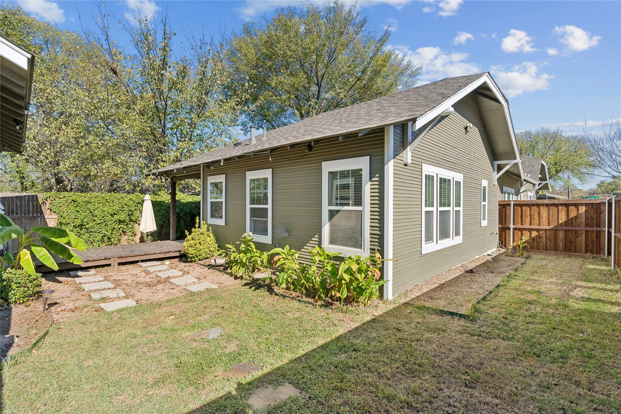 Single Family Residence For Rent in Tarrant County , 2844 S Adams Street, Fort Worth, Texas 76110, 3 Bedroom, 2 Bathroom, 2 Garage spaces, 1,885 Sqft, built in 1921, mls#21381972, Real Estate Agent in Fort Worth, Homes For Rent in Tarrant county, Homes For Rent in Fort Worth, Realtor in Fort Worth Texas, Real Estate Brokerage Independent Realty Texas, Luminita Cordes Realtor