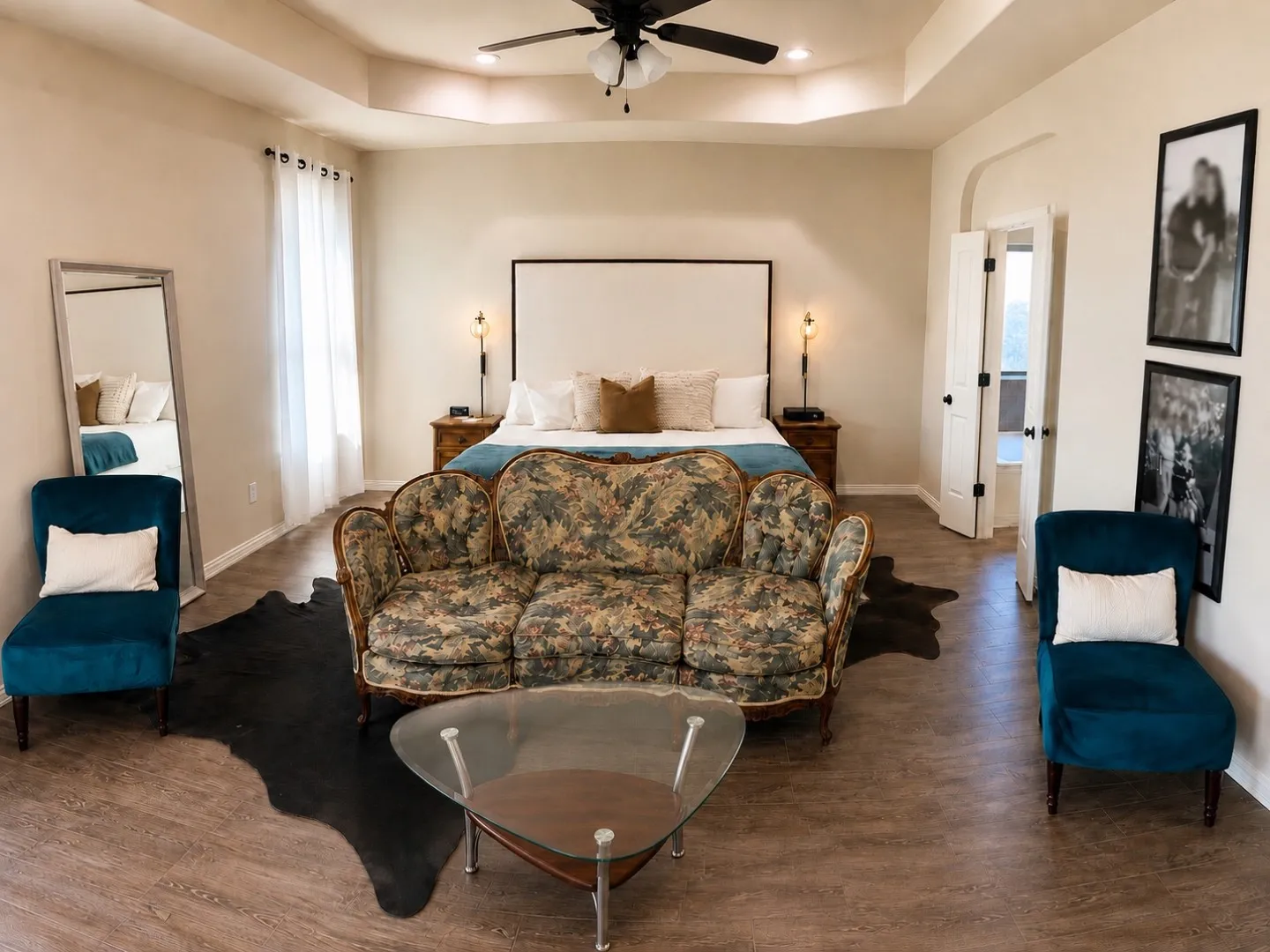 Tray ceiling with recessed lighting and ceiling fan