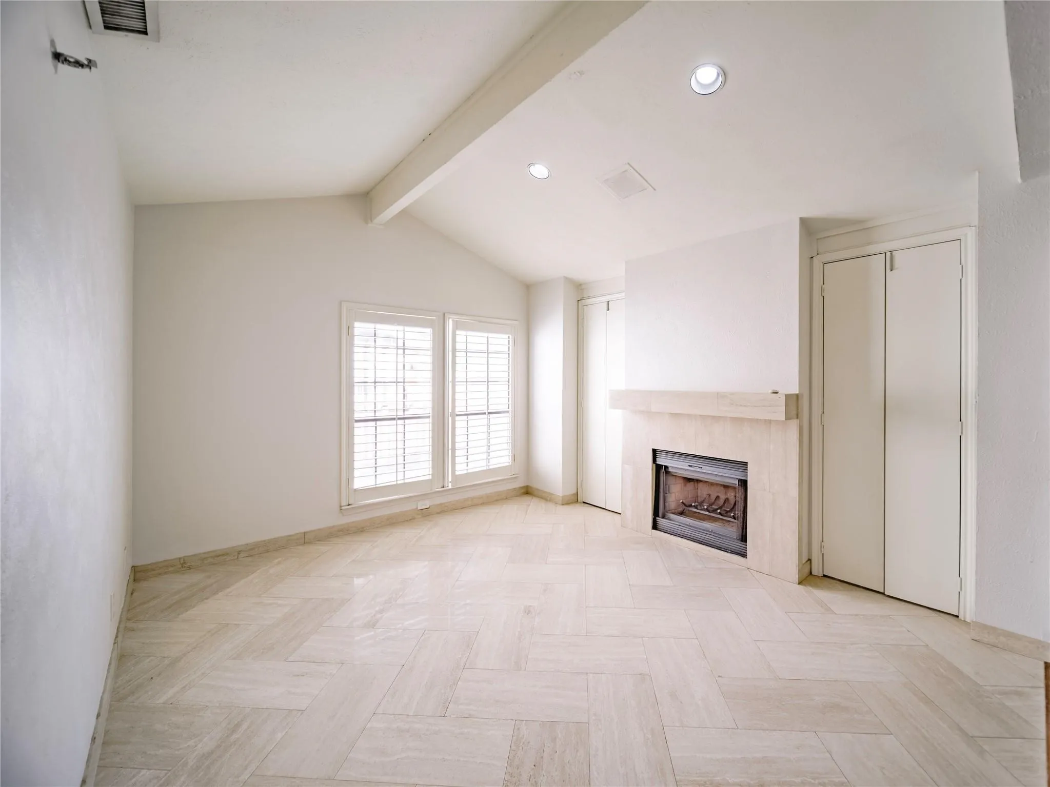 Upstairs primary suite with flex space