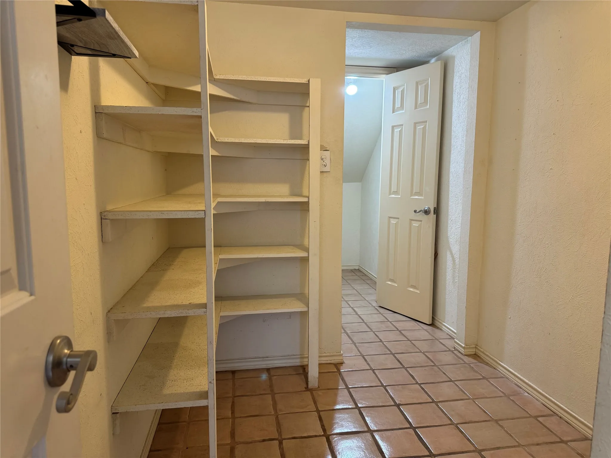 Single Family Residence For Rent in Dallas County , 3112 San Jacinto Street, Dallas, Texas 75204, 2 Bedroom, 2 Bathroom, 1 Garage spaces, 2,052 Sqft, built in 1983, mls#21381974, Real Estate Agent in Dallas, Homes For Rent in Dallas county, Homes For Rent in Dallas, Realtor in Dallas Texas, Real Estate Brokerage Independent Realty Texas, Luminita Cordes Realtor