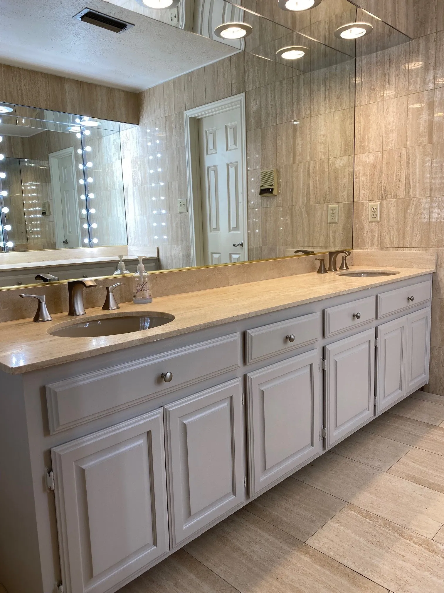 Single Family Residence For Rent in Dallas County , 3112 San Jacinto Street, Dallas, Texas 75204, 2 Bedroom, 2 Bathroom, 1 Garage spaces, 2,052 Sqft, built in 1983, mls#21381974, Real Estate Agent in Dallas, Homes For Rent in Dallas county, Homes For Rent in Dallas, Realtor in Dallas Texas, Real Estate Brokerage Independent Realty Texas, Luminita Cordes Realtor