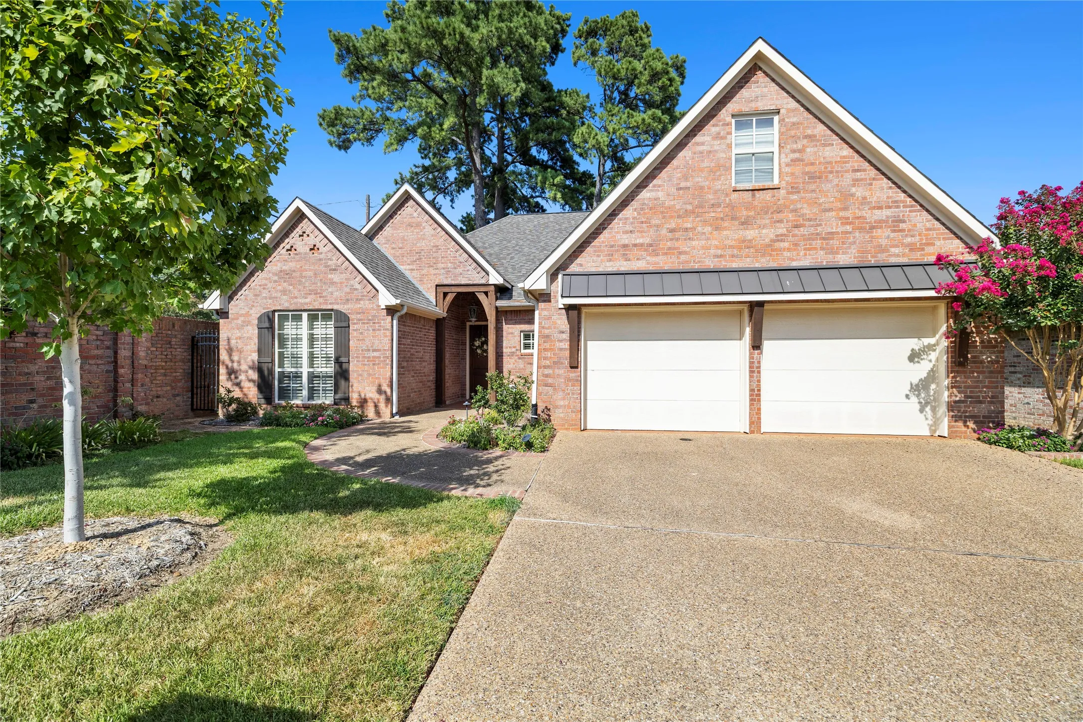 Single Family Residence For Sale in Smith County , 789 Fairmont Drive, Tyler, Texas 75701, 3 Bedroom, 3 Bathroom, 2 Garage spaces, 2,621 Sqft, built in 2006, mls#21381982, Real Estate Agent in Tyler, Homes For Sale in Smith county, Homes For Sale in Tyler, Realtor in Tyler Texas, Real Estate Brokerage Independent Realty Texas, Luminita Cordes Realtor