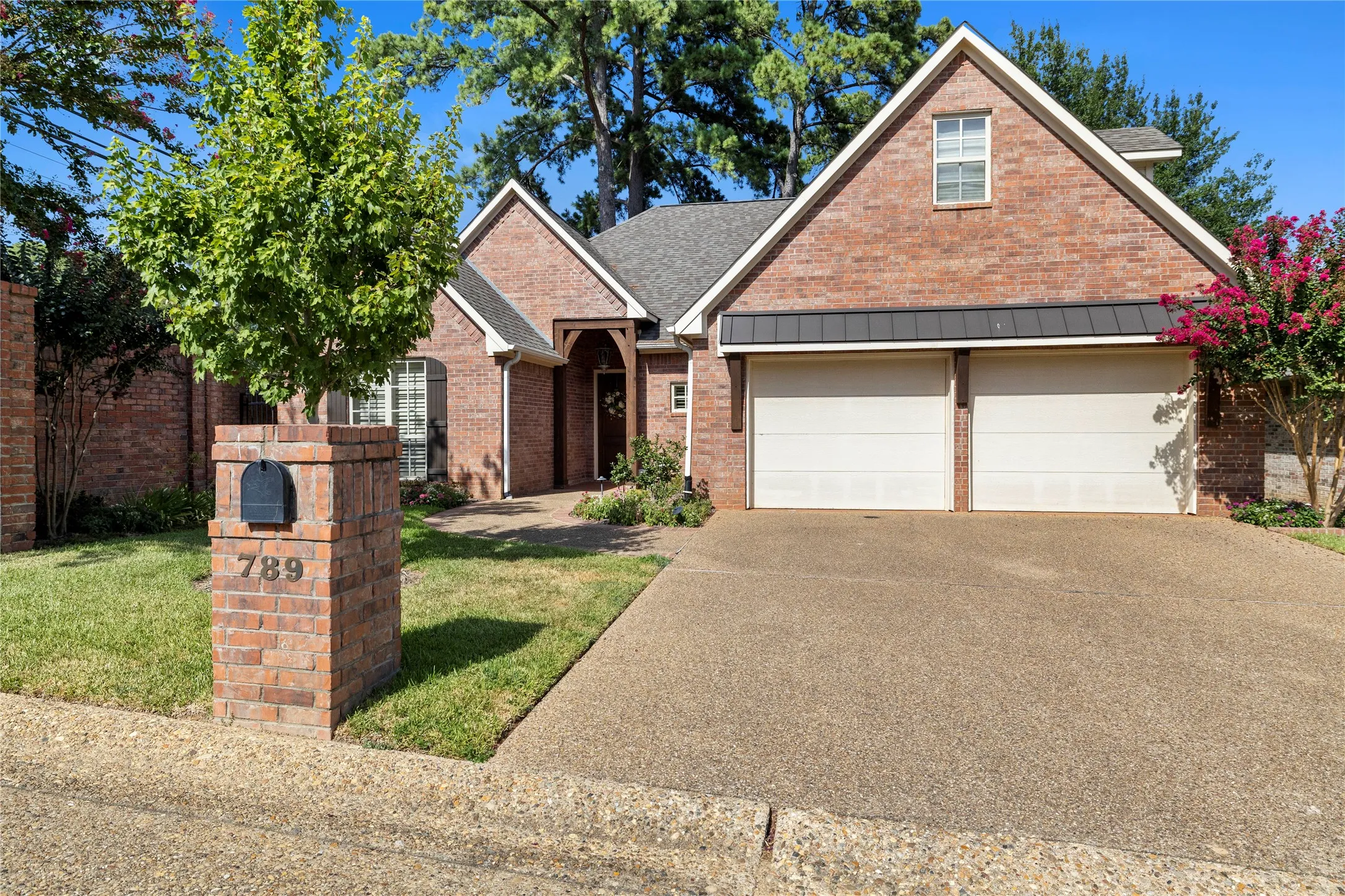 Single Family Residence For Sale in Smith County , 789 Fairmont Drive, Tyler, Texas 75701, 3 Bedroom, 3 Bathroom, 2 Garage spaces, 2,621 Sqft, built in 2006, mls#21381982, Real Estate Agent in Tyler, Homes For Sale in Smith county, Homes For Sale in Tyler, Realtor in Tyler Texas, Real Estate Brokerage Independent Realty Texas, Luminita Cordes Realtor