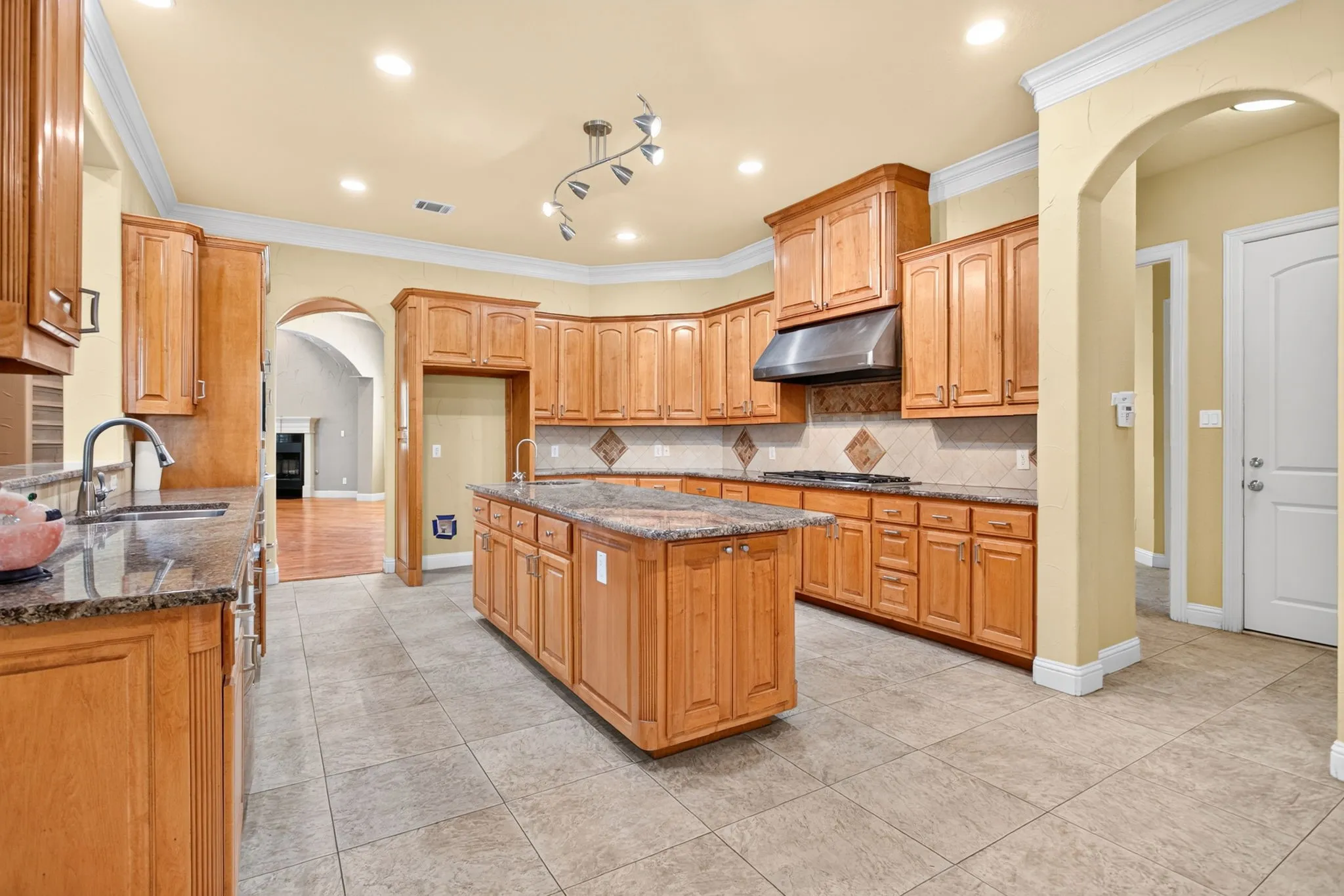 Single Family Residence For Sale in Tarrant County , 544 Waterchase Drive, Fort Worth, Texas 76120, 4 Bedroom, 6 Bathroom, 3 Garage spaces, 4,875 Sqft, built in 2005, mls#21380366, Real Estate Agent in Fort Worth, Homes For Sale in Tarrant county, Homes For Sale in Fort Worth, Realtor in Fort Worth Texas, Real Estate Brokerage Independent Realty Texas, Luminita Cordes Realtor