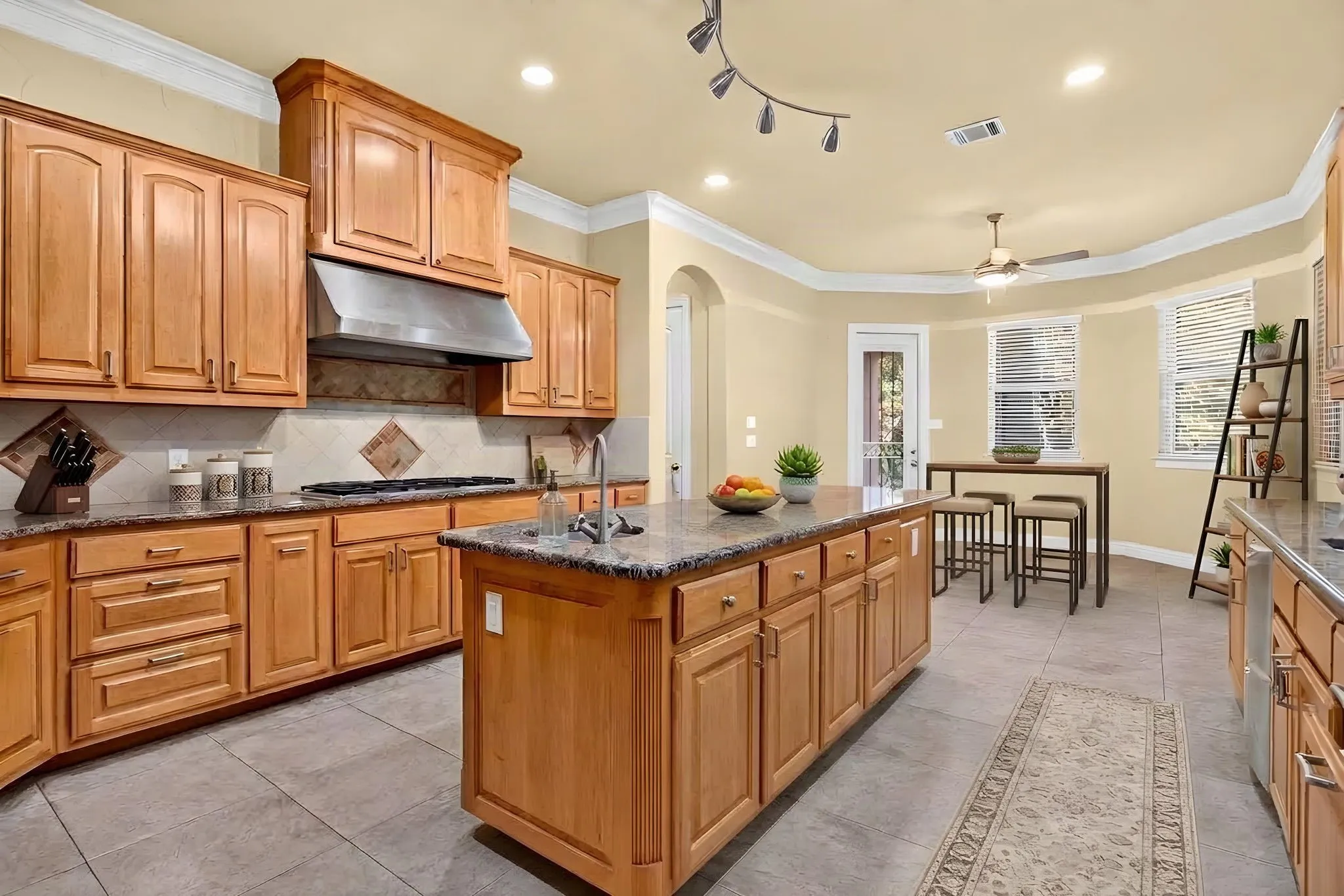 Single Family Residence For Sale in Tarrant County , 544 Waterchase Drive, Fort Worth, Texas 76120, 4 Bedroom, 6 Bathroom, 3 Garage spaces, 4,875 Sqft, built in 2005, mls#21380366, Real Estate Agent in Fort Worth, Homes For Sale in Tarrant county, Homes For Sale in Fort Worth, Realtor in Fort Worth Texas, Real Estate Brokerage Independent Realty Texas, Luminita Cordes Realtor