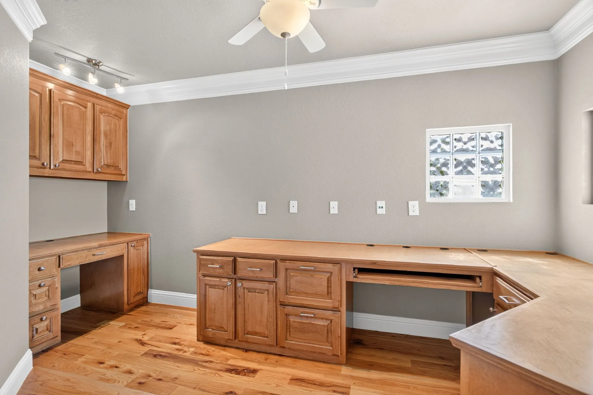 Single Family Residence For Sale in Tarrant County , 544 Waterchase Drive, Fort Worth, Texas 76120, 4 Bedroom, 6 Bathroom, 3 Garage spaces, 4,875 Sqft, built in 2005, mls#21380366, Real Estate Agent in Fort Worth, Homes For Sale in Tarrant county, Homes For Sale in Fort Worth, Realtor in Fort Worth Texas, Real Estate Brokerage Independent Realty Texas, Luminita Cordes Realtor
