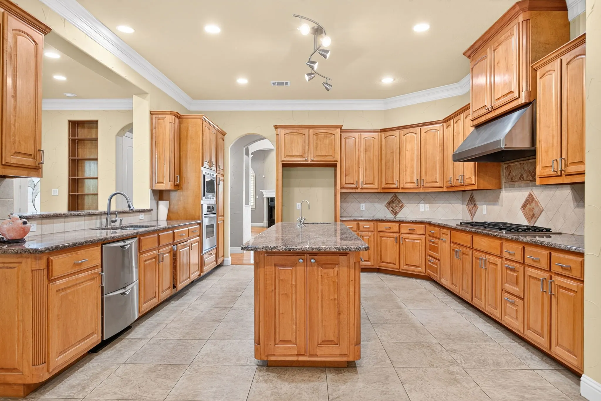 Single Family Residence For Sale in Tarrant County , 544 Waterchase Drive, Fort Worth, Texas 76120, 4 Bedroom, 6 Bathroom, 3 Garage spaces, 4,875 Sqft, built in 2005, mls#21380366, Real Estate Agent in Fort Worth, Homes For Sale in Tarrant county, Homes For Sale in Fort Worth, Realtor in Fort Worth Texas, Real Estate Brokerage Independent Realty Texas, Luminita Cordes Realtor