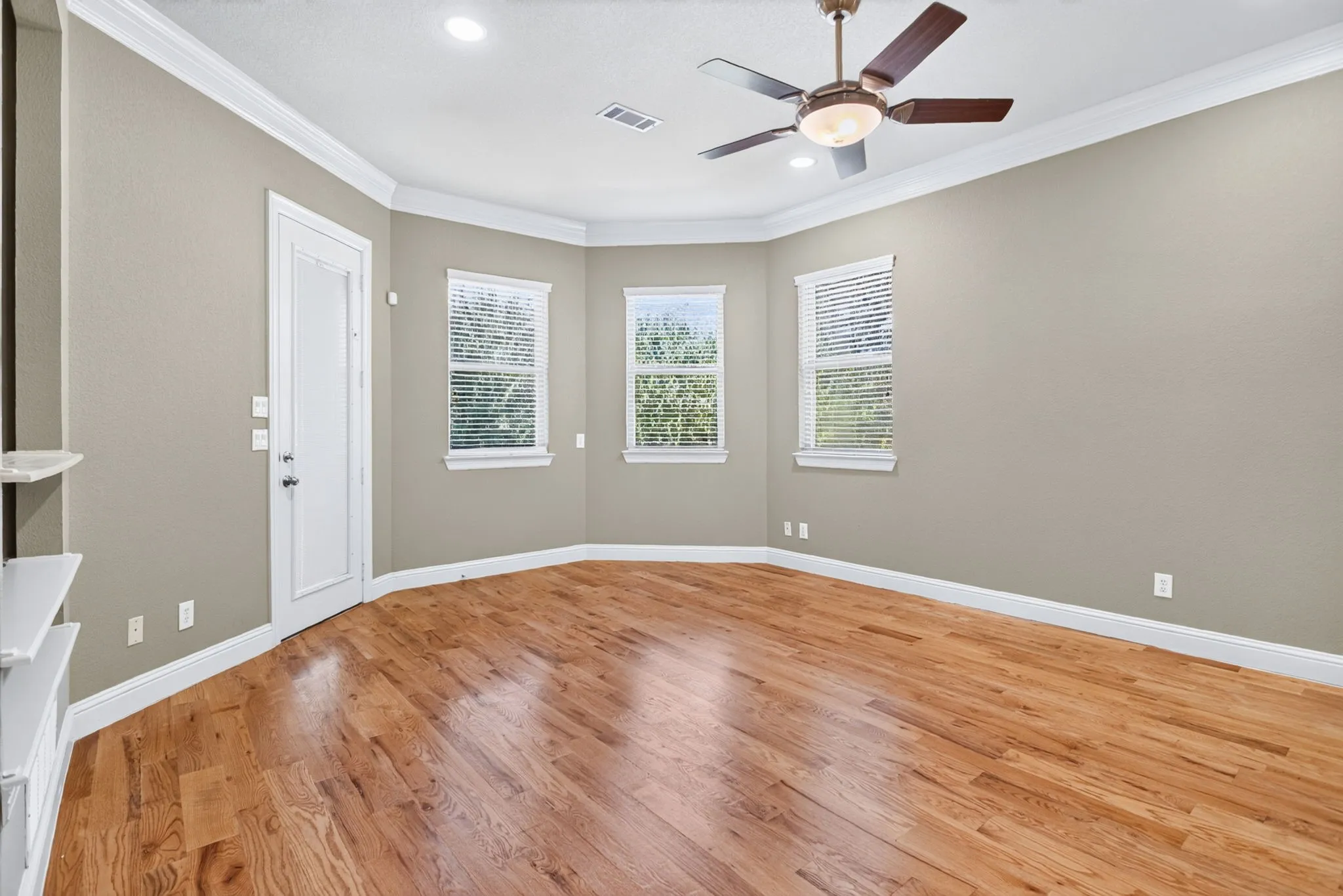 Single Family Residence For Sale in Tarrant County , 544 Waterchase Drive, Fort Worth, Texas 76120, 4 Bedroom, 6 Bathroom, 3 Garage spaces, 4,875 Sqft, built in 2005, mls#21380366, Real Estate Agent in Fort Worth, Homes For Sale in Tarrant county, Homes For Sale in Fort Worth, Realtor in Fort Worth Texas, Real Estate Brokerage Independent Realty Texas, Luminita Cordes Realtor