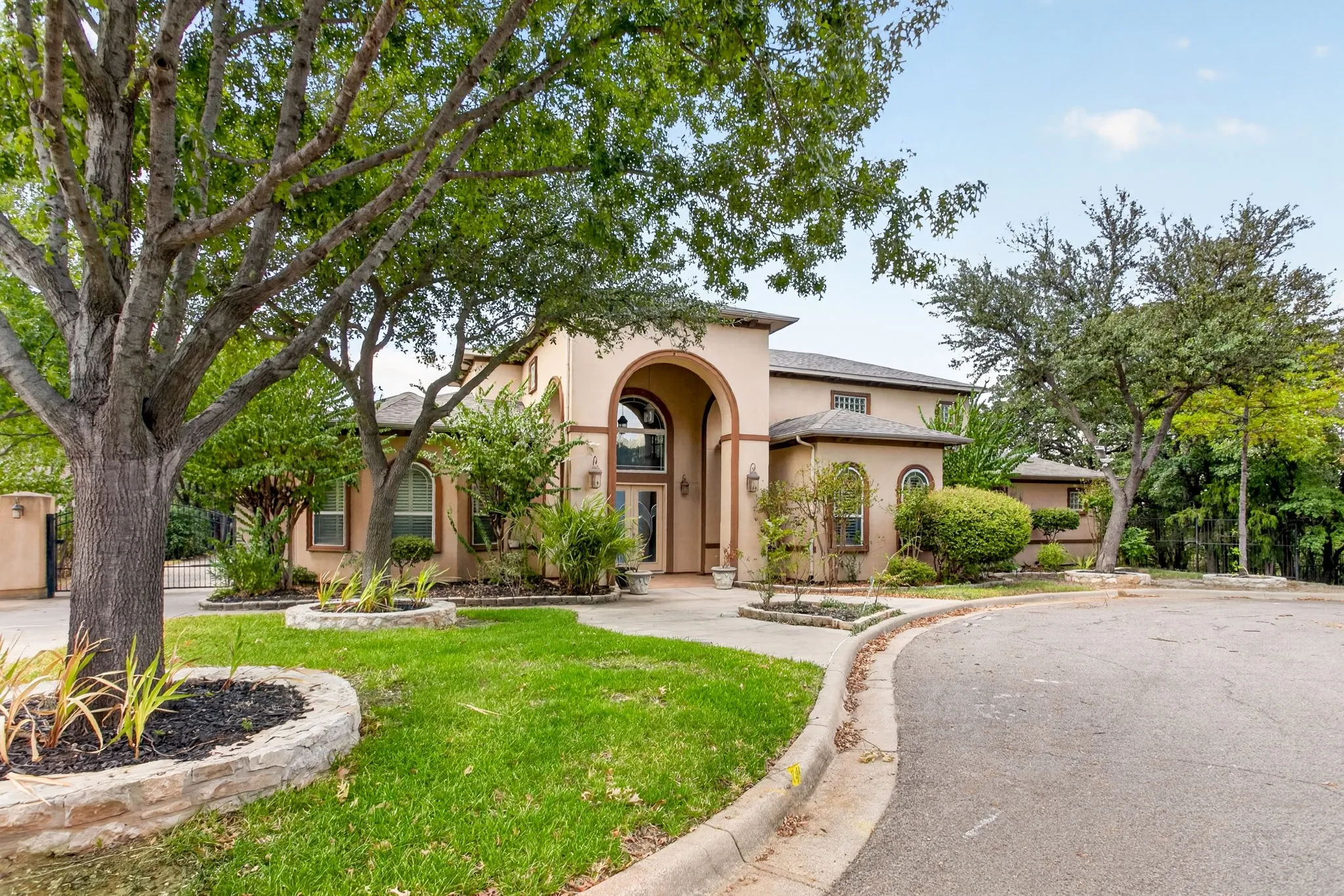 Single Family Residence For Sale in Tarrant County , 544 Waterchase Drive, Fort Worth, Texas 76120, 4 Bedroom, 6 Bathroom, 3 Garage spaces, 4,875 Sqft, built in 2005, mls#21380366, Real Estate Agent in Fort Worth, Homes For Sale in Tarrant county, Homes For Sale in Fort Worth, Realtor in Fort Worth Texas, Real Estate Brokerage Independent Realty Texas, Luminita Cordes Realtor