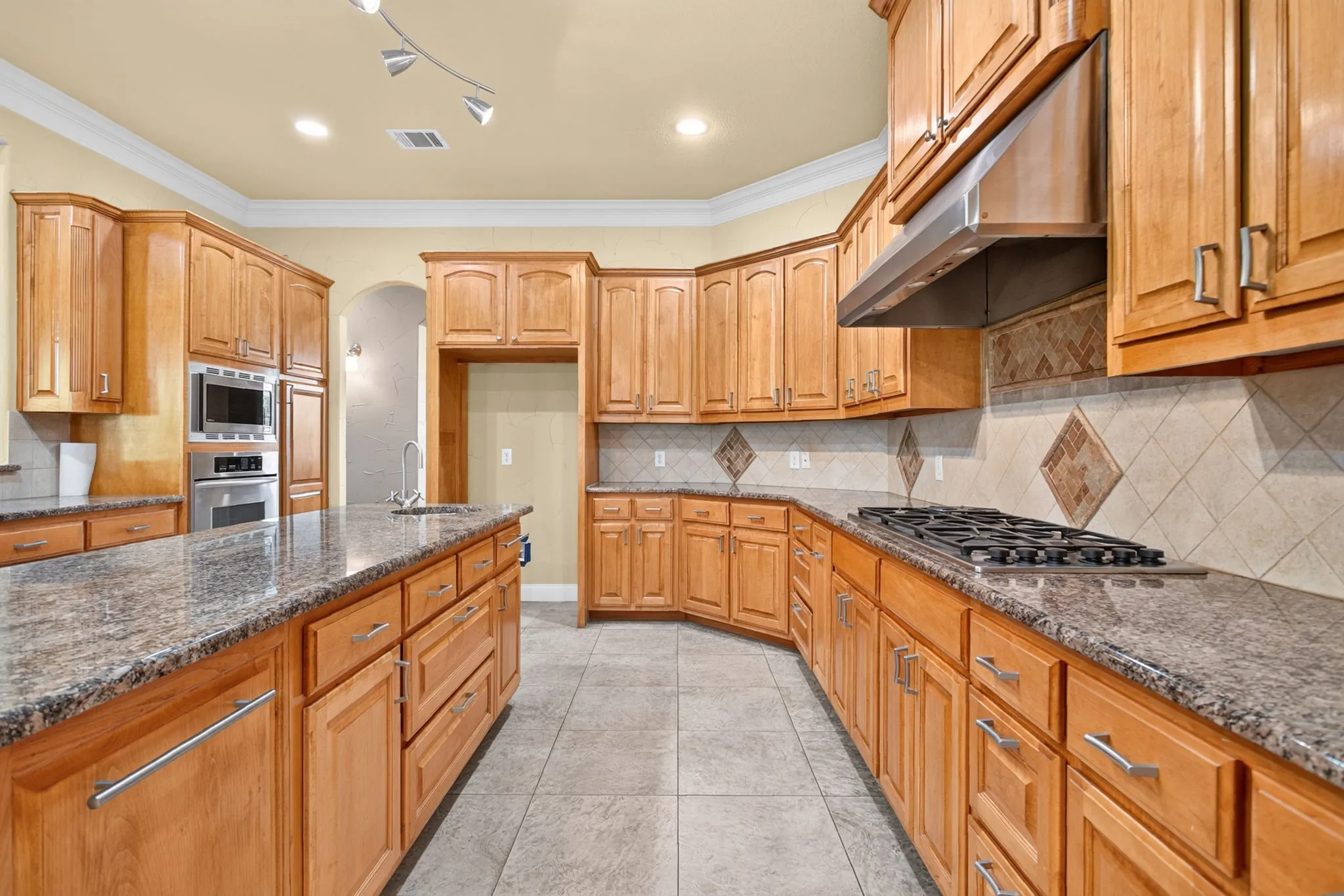 Single Family Residence For Sale in Tarrant County , 544 Waterchase Drive, Fort Worth, Texas 76120, 4 Bedroom, 6 Bathroom, 3 Garage spaces, 4,875 Sqft, built in 2005, mls#21380366, Real Estate Agent in Fort Worth, Homes For Sale in Tarrant county, Homes For Sale in Fort Worth, Realtor in Fort Worth Texas, Real Estate Brokerage Independent Realty Texas, Luminita Cordes Realtor