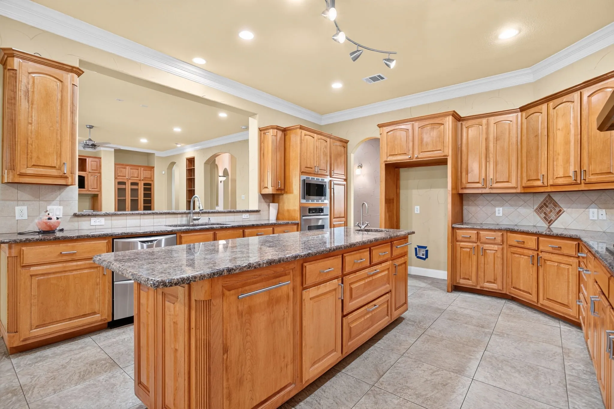 Single Family Residence For Sale in Tarrant County , 544 Waterchase Drive, Fort Worth, Texas 76120, 4 Bedroom, 6 Bathroom, 3 Garage spaces, 4,875 Sqft, built in 2005, mls#21380366, Real Estate Agent in Fort Worth, Homes For Sale in Tarrant county, Homes For Sale in Fort Worth, Realtor in Fort Worth Texas, Real Estate Brokerage Independent Realty Texas, Luminita Cordes Realtor