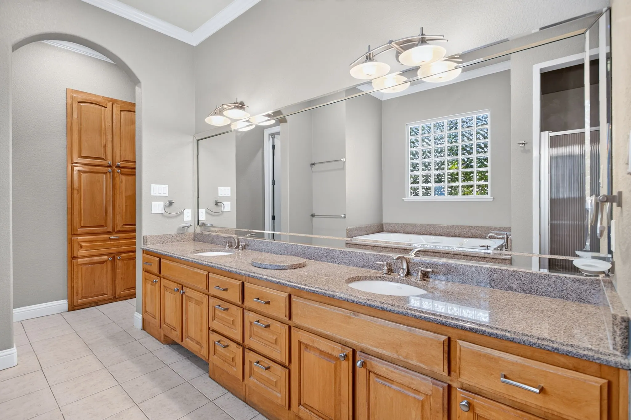 Single Family Residence For Sale in Tarrant County , 544 Waterchase Drive, Fort Worth, Texas 76120, 4 Bedroom, 6 Bathroom, 3 Garage spaces, 4,875 Sqft, built in 2005, mls#21380366, Real Estate Agent in Fort Worth, Homes For Sale in Tarrant county, Homes For Sale in Fort Worth, Realtor in Fort Worth Texas, Real Estate Brokerage Independent Realty Texas, Luminita Cordes Realtor