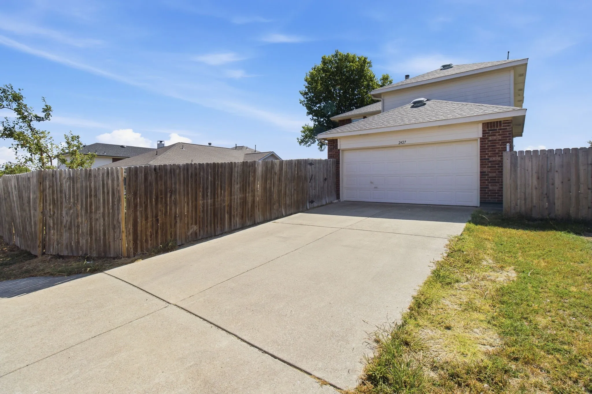 Single Family Residence For Sale in Dallas County , 2427 Decoy Drive, Mesquite, Texas 75181, 4 Bedroom, 3 Bathroom, 2 Garage spaces, 2,381 Sqft, built in 2001, mls#21381990, Real Estate Agent in Mesquite, Homes For Sale in Dallas county, Homes For Sale in Mesquite, Realtor in Mesquite Texas, Real Estate Brokerage Independent Realty Texas, Luminita Cordes Realtor