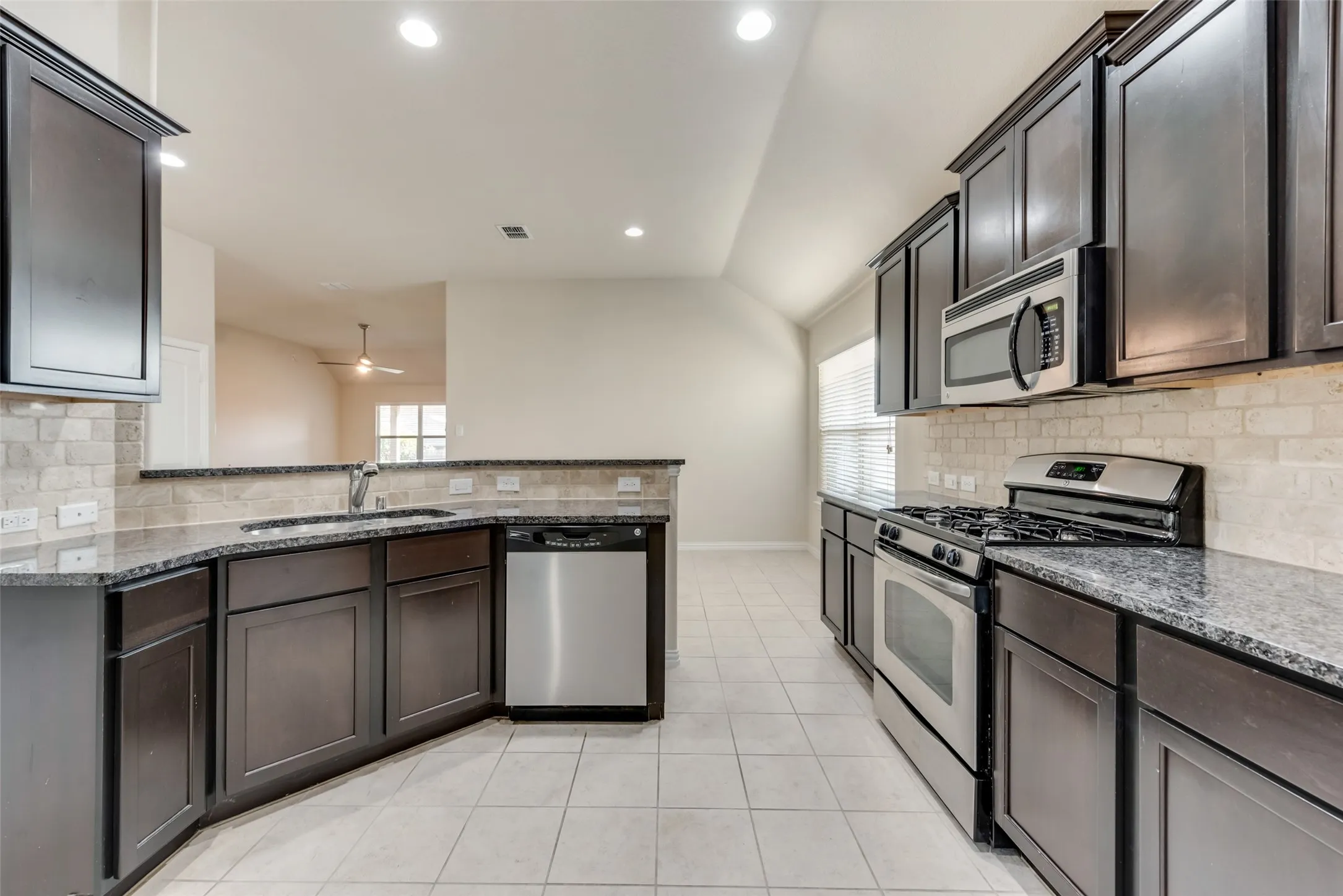 Single Family Residence For Rent in Tarrant County , 3456 Twin Pines Drive, Fort Worth, Texas 76244, 3 Bedroom, 2 Bathroom, 2 Garage spaces, 1,790 Sqft, built in 2012, mls#21369431, Real Estate Agent in Fort Worth, Homes For Rent in Tarrant county, Homes For Rent in Fort Worth, Realtor in Fort Worth Texas, Real Estate Brokerage Independent Realty Texas, Luminita Cordes Realtor
