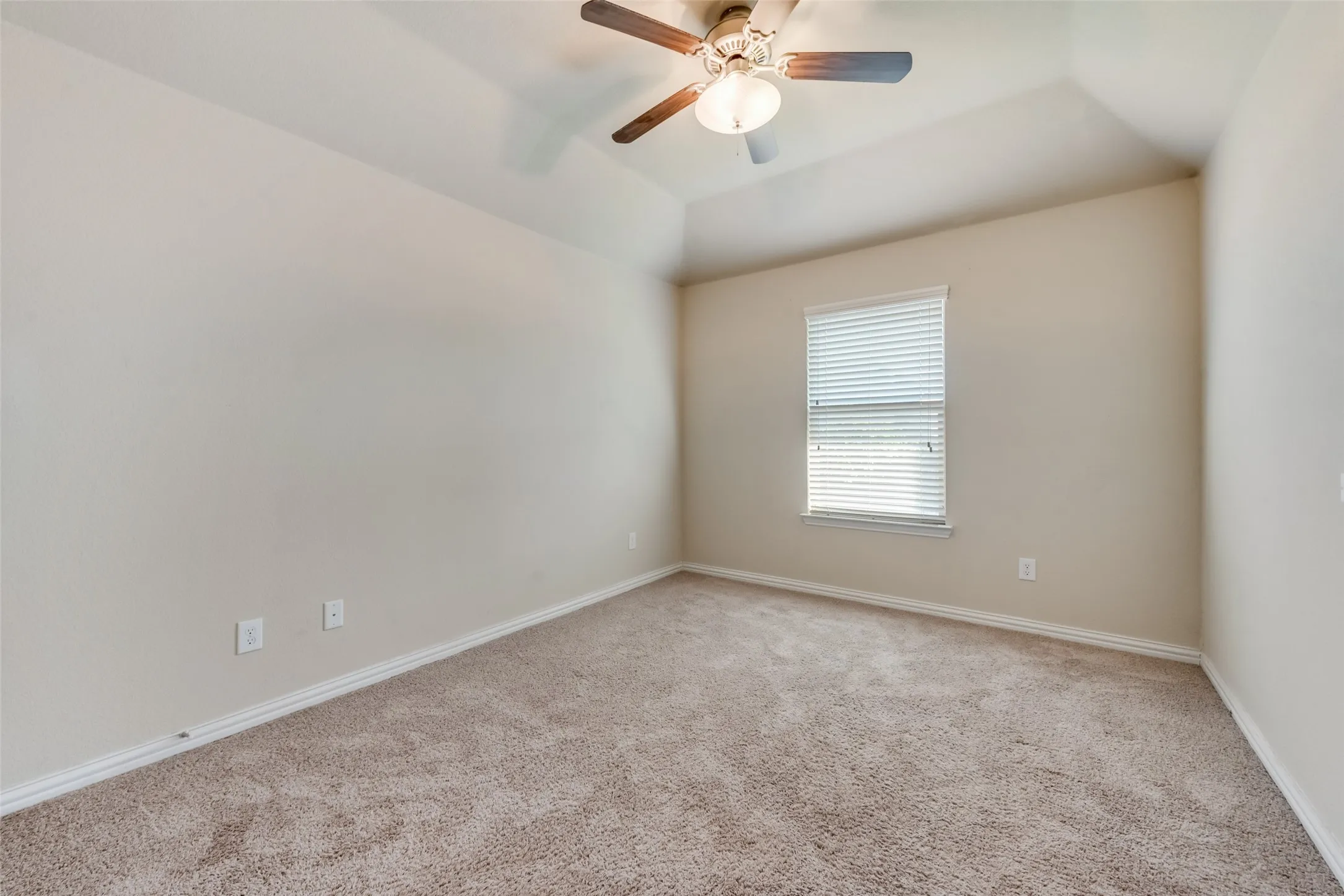 Single Family Residence For Rent in Tarrant County , 3456 Twin Pines Drive, Fort Worth, Texas 76244, 3 Bedroom, 2 Bathroom, 2 Garage spaces, 1,790 Sqft, built in 2012, mls#21369431, Real Estate Agent in Fort Worth, Homes For Rent in Tarrant county, Homes For Rent in Fort Worth, Realtor in Fort Worth Texas, Real Estate Brokerage Independent Realty Texas, Luminita Cordes Realtor