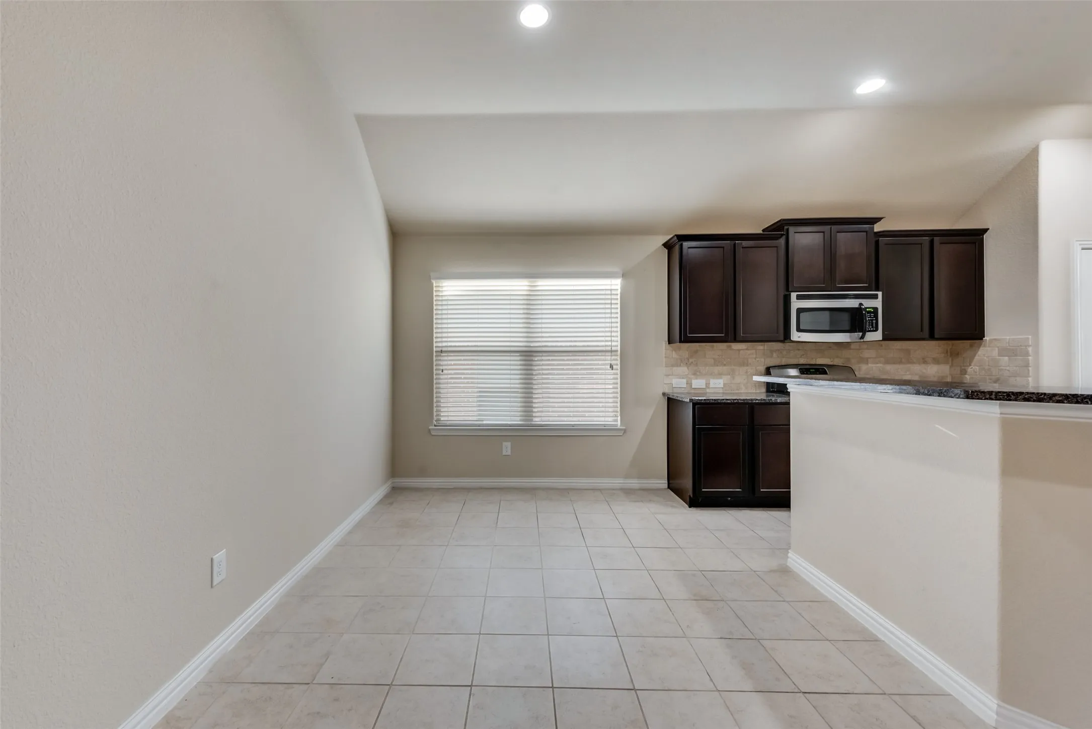 Single Family Residence For Rent in Tarrant County , 3456 Twin Pines Drive, Fort Worth, Texas 76244, 3 Bedroom, 2 Bathroom, 2 Garage spaces, 1,790 Sqft, built in 2012, mls#21369431, Real Estate Agent in Fort Worth, Homes For Rent in Tarrant county, Homes For Rent in Fort Worth, Realtor in Fort Worth Texas, Real Estate Brokerage Independent Realty Texas, Luminita Cordes Realtor