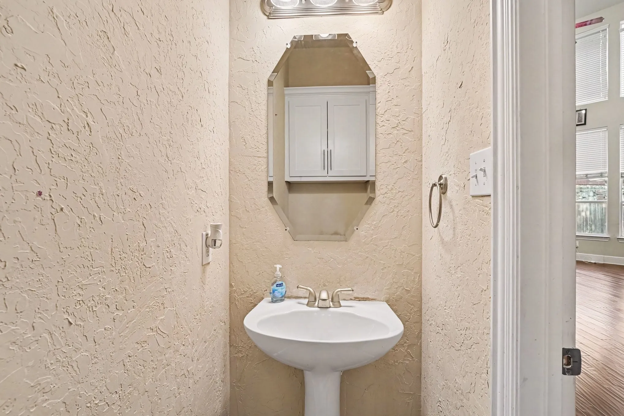 Single Family Residence For Rent in Dallas County , 1344 Valley Vista Drive, Irving, Texas 75063, 4 Bedroom, 3 Bathroom, 2 Garage spaces, 3,060 Sqft, built in 2006, mls#21382021, Real Estate Agent in Irving, Homes For Rent in Dallas county, Homes For Rent in Irving, Realtor in Irving Texas, Real Estate Brokerage Independent Realty Texas, Luminita Cordes Realtor