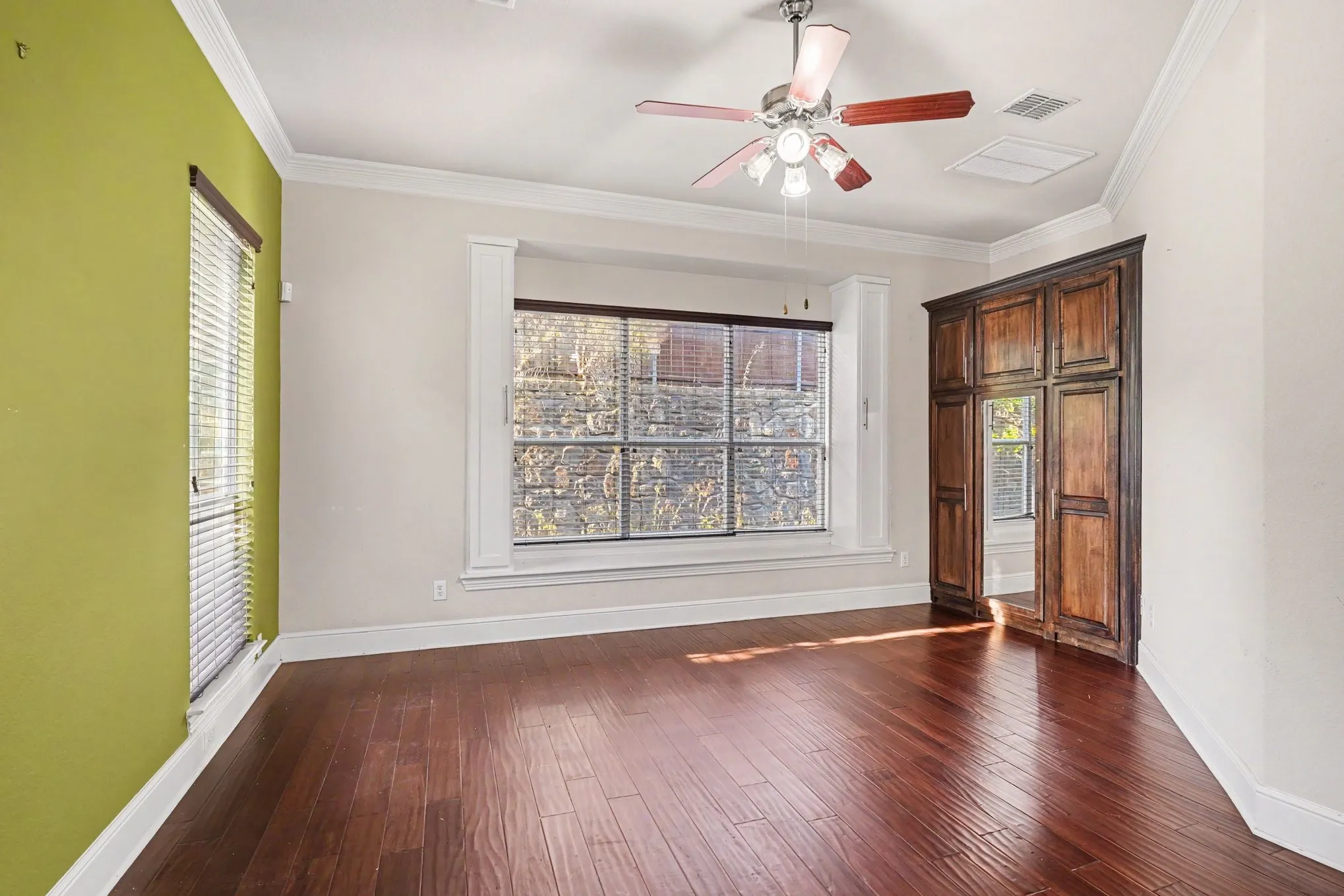 Single Family Residence For Rent in Dallas County , 1344 Valley Vista Drive, Irving, Texas 75063, 4 Bedroom, 3 Bathroom, 2 Garage spaces, 3,060 Sqft, built in 2006, mls#21382021, Real Estate Agent in Irving, Homes For Rent in Dallas county, Homes For Rent in Irving, Realtor in Irving Texas, Real Estate Brokerage Independent Realty Texas, Luminita Cordes Realtor