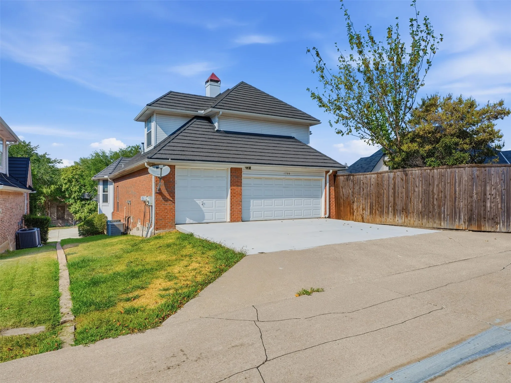Single Family Residence For Sale in Dallas County , 1700 Dowling Drive, Irving, Texas 75038, 4 Bedroom, 4 Bathroom, 3 Garage spaces, 4,021 Sqft, built in 1991, mls#21381883, Real Estate Agent in Irving, Homes For Sale in Dallas county, Homes For Sale in Irving, Realtor in Irving Texas, Real Estate Brokerage Independent Realty Texas, Luminita Cordes Realtor