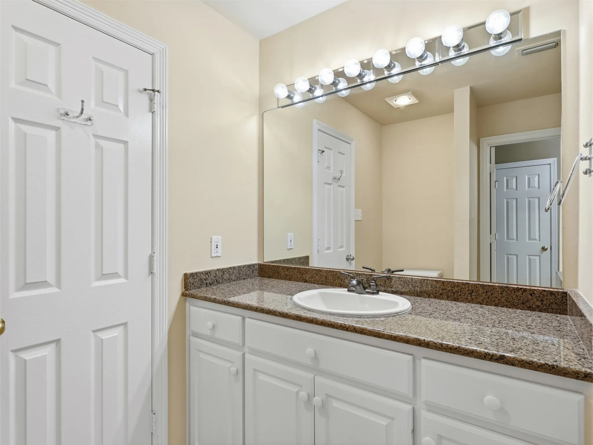 Single Family Residence For Sale in Dallas County , 1700 Dowling Drive, Irving, Texas 75038, 4 Bedroom, 4 Bathroom, 3 Garage spaces, 4,021 Sqft, built in 1991, mls#21381883, Real Estate Agent in Irving, Homes For Sale in Dallas county, Homes For Sale in Irving, Realtor in Irving Texas, Real Estate Brokerage Independent Realty Texas, Luminita Cordes Realtor