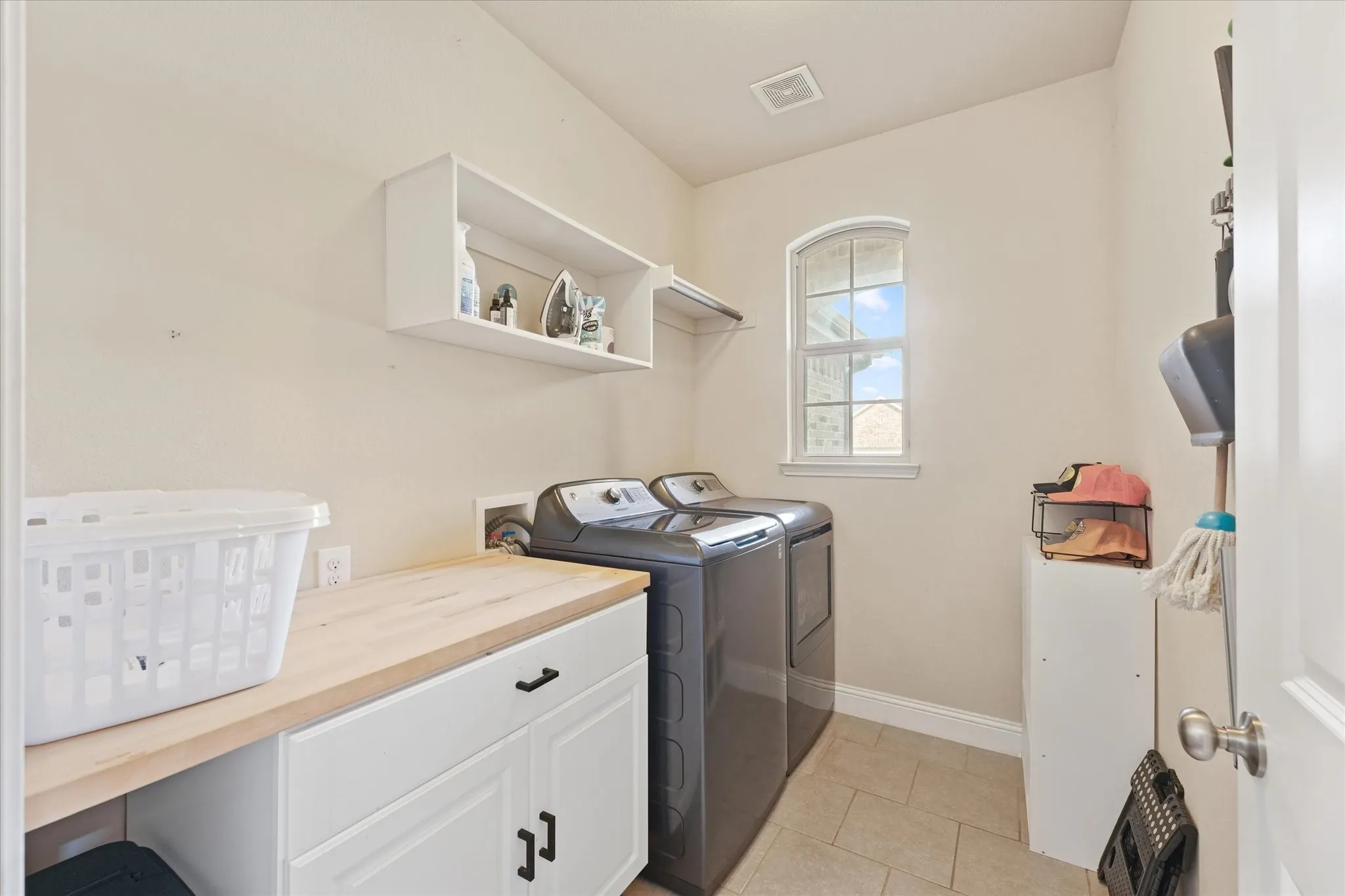 Single Family Residence For Sale in Denton County , 3501 Meadowtrail Lane, Denton, Texas 76207, 3 Bedroom, 3 Bathroom, 2 Garage spaces, 2,224 Sqft, built in 2017, mls#21381541, Real Estate Agent in Denton, Homes For Sale in Denton county, Homes For Sale in Denton, Realtor in Denton Texas, Real Estate Brokerage Independent Realty Texas, Luminita Cordes Realtor