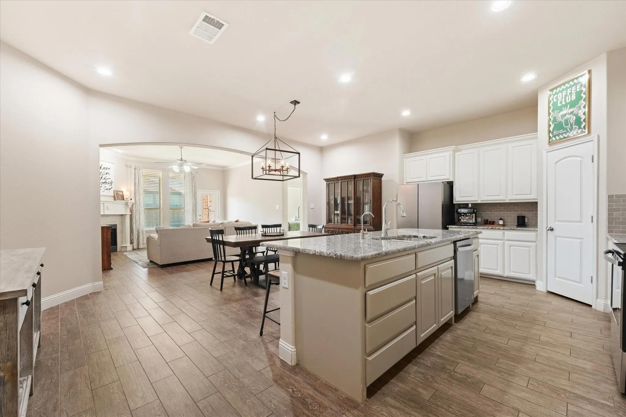 Single Family Residence For Sale in Denton County , 3501 Meadowtrail Lane, Denton, Texas 76207, 3 Bedroom, 3 Bathroom, 2 Garage spaces, 2,224 Sqft, built in 2017, mls#21381541, Real Estate Agent in Denton, Homes For Sale in Denton county, Homes For Sale in Denton, Realtor in Denton Texas, Real Estate Brokerage Independent Realty Texas, Luminita Cordes Realtor