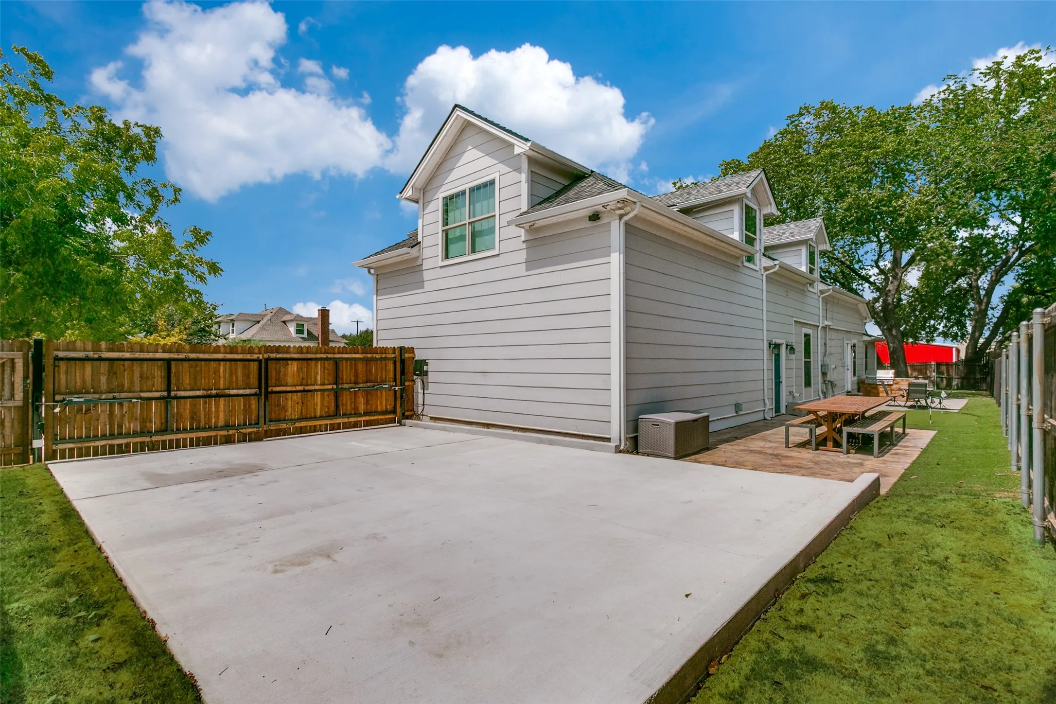 Single Family Residence For Sale in Tarrant County , 205 S Dooley Street, Grapevine, Texas 76051, 5 Bedroom, 4 Bathroom, 2 Garage spaces, 3,235 Sqft, built in 1925, mls#21368179, Real Estate Agent in Grapevine, Homes For Sale in Tarrant county, Homes For Sale in Grapevine, Realtor in Grapevine Texas, Real Estate Brokerage Independent Realty Texas, Luminita Cordes Realtor