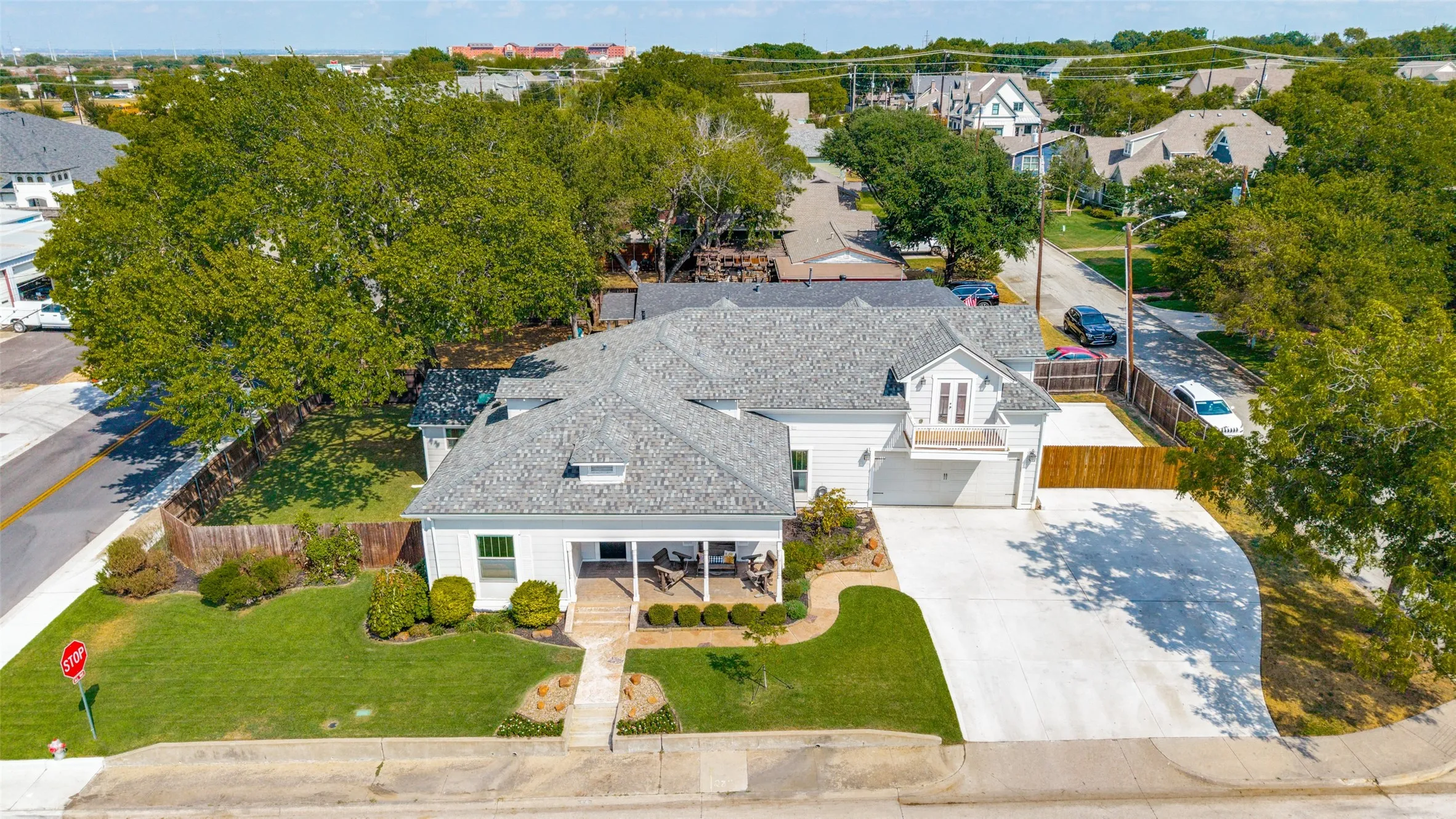 Single Family Residence For Sale in Tarrant County , 205 S Dooley Street, Grapevine, Texas 76051, 5 Bedroom, 4 Bathroom, 2 Garage spaces, 3,235 Sqft, built in 1925, mls#21368179, Real Estate Agent in Grapevine, Homes For Sale in Tarrant county, Homes For Sale in Grapevine, Realtor in Grapevine Texas, Real Estate Brokerage Independent Realty Texas, Luminita Cordes Realtor
