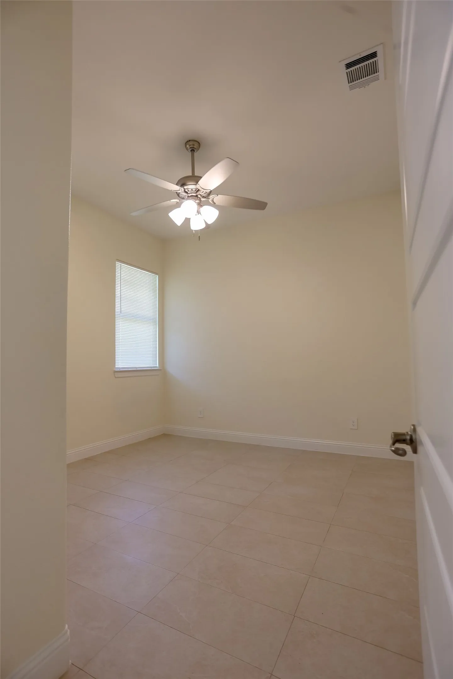 Single Family Residence For Rent in Tarrant County , 917 E Tucker Street, Fort Worth, Texas 76104, 3 Bedroom, 2 Bathroom, Garage spaces, 1,735 Sqft, built in 2024, mls#21381997, Real Estate Agent in Fort Worth, Homes For Rent in Tarrant county, Homes For Rent in Fort Worth, Realtor in Fort Worth Texas, Real Estate Brokerage Independent Realty Texas, Luminita Cordes Realtor