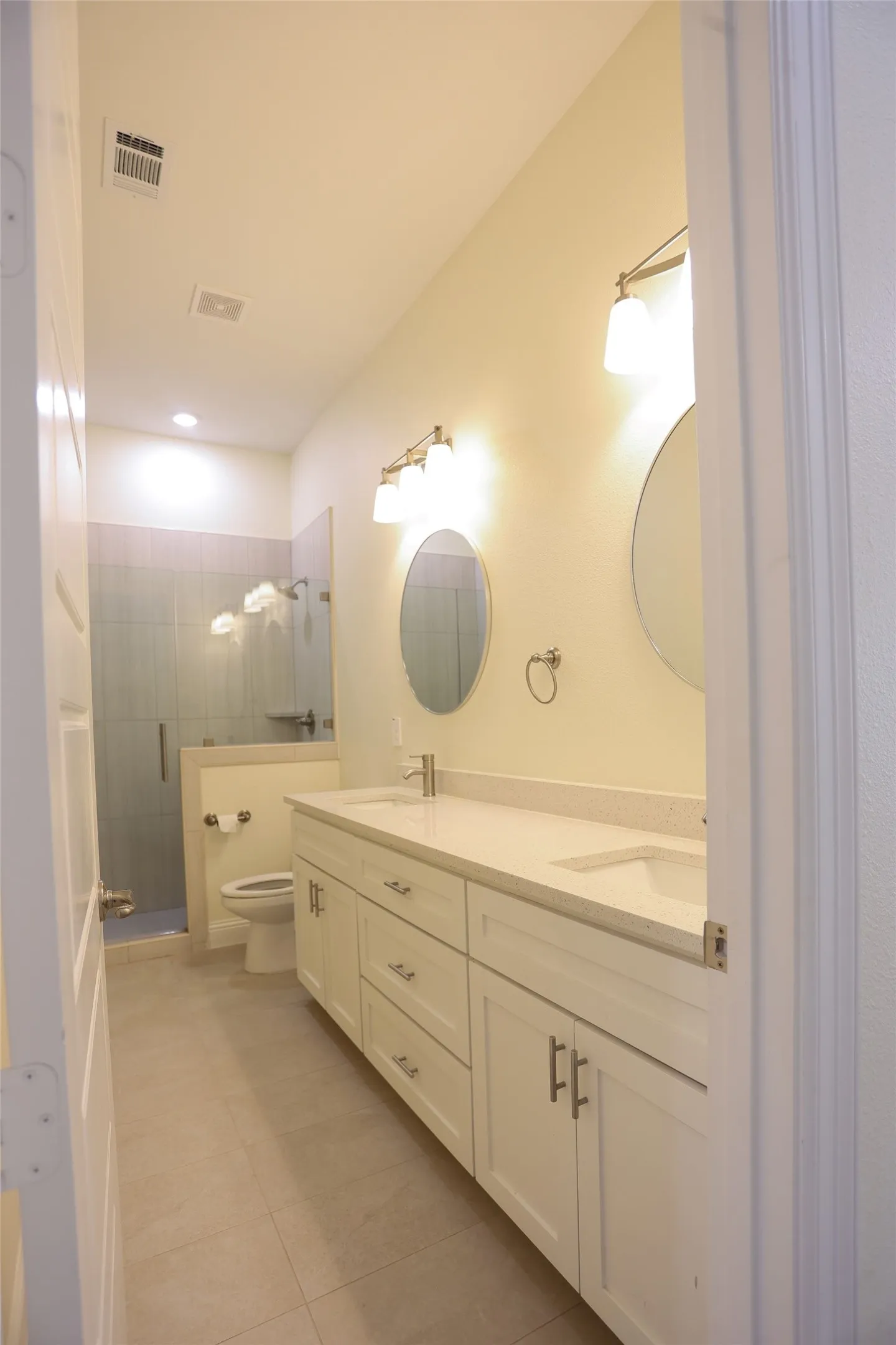 Single Family Residence For Rent in Tarrant County , 917 E Tucker Street, Fort Worth, Texas 76104, 3 Bedroom, 2 Bathroom, Garage spaces, 1,735 Sqft, built in 2024, mls#21381997, Real Estate Agent in Fort Worth, Homes For Rent in Tarrant county, Homes For Rent in Fort Worth, Realtor in Fort Worth Texas, Real Estate Brokerage Independent Realty Texas, Luminita Cordes Realtor