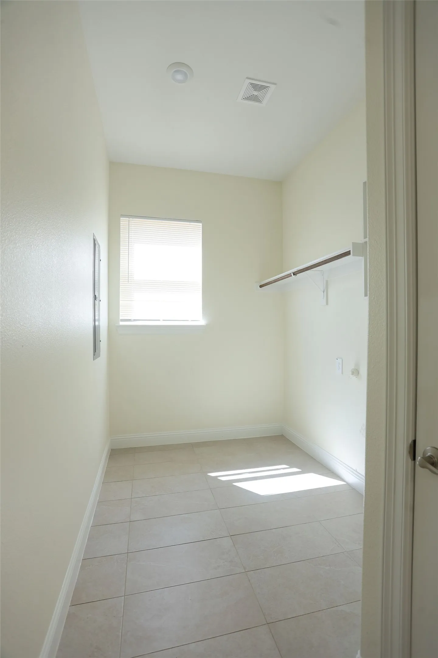 Single Family Residence For Rent in Tarrant County , 917 E Tucker Street, Fort Worth, Texas 76104, 3 Bedroom, 2 Bathroom, Garage spaces, 1,735 Sqft, built in 2024, mls#21381997, Real Estate Agent in Fort Worth, Homes For Rent in Tarrant county, Homes For Rent in Fort Worth, Realtor in Fort Worth Texas, Real Estate Brokerage Independent Realty Texas, Luminita Cordes Realtor