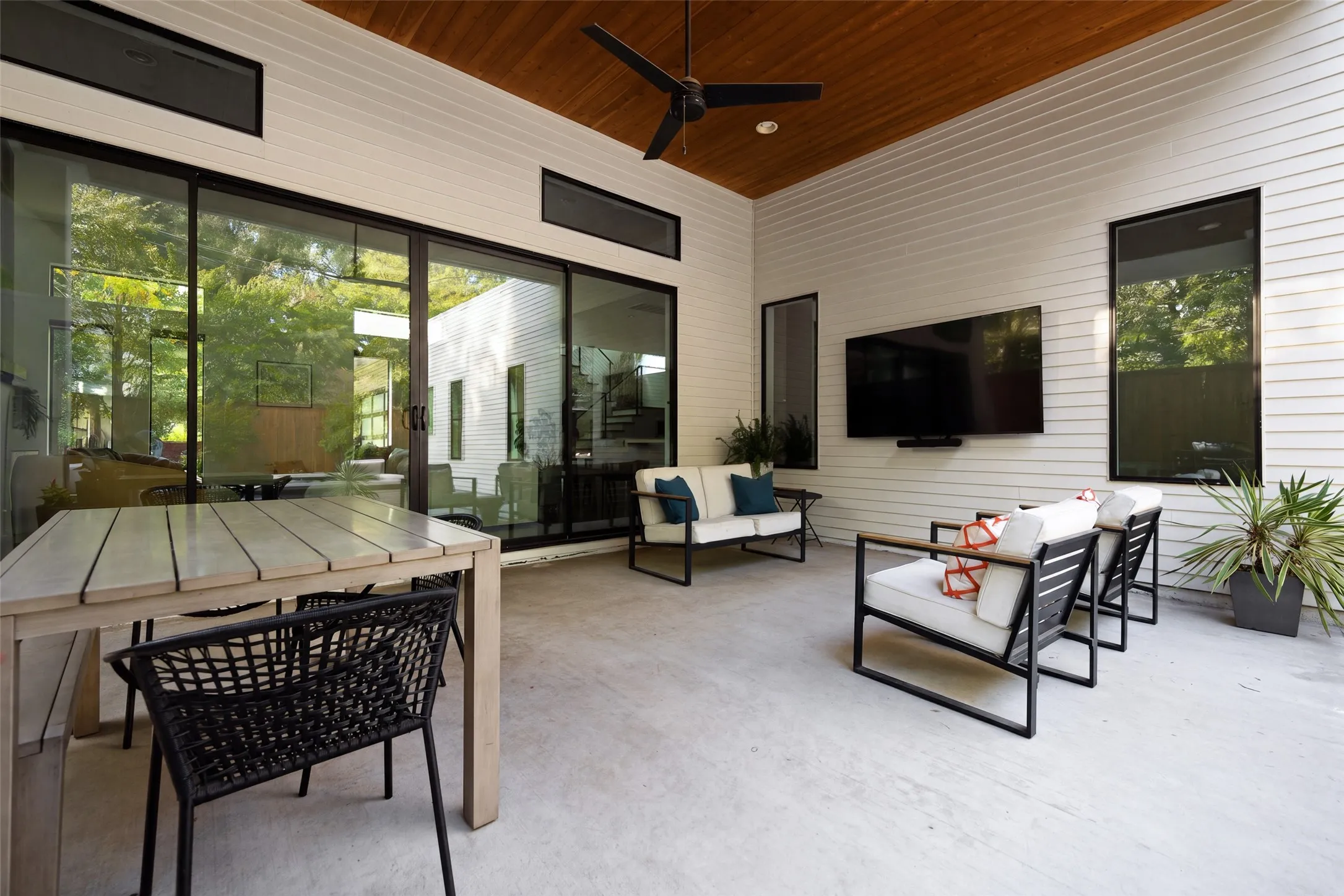 Single Family Residence For Sale in Dallas County , 424 Cameron Avenue, Dallas, Texas 75223, 4 Bedroom, 3 Bathroom, 2 Garage spaces, 2,550 Sqft, built in 2017, mls#21381746, Real Estate Agent in Dallas, Homes For Sale in Dallas county, Homes For Sale in Dallas, Realtor in Dallas Texas, Real Estate Brokerage Independent Realty Texas, Luminita Cordes Realtor