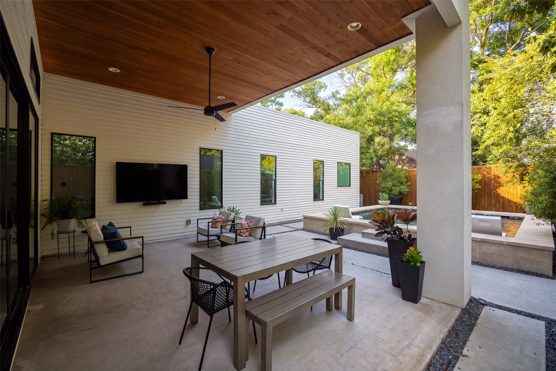 Single Family Residence For Sale in Dallas County , 424 Cameron Avenue, Dallas, Texas 75223, 4 Bedroom, 3 Bathroom, 2 Garage spaces, 2,550 Sqft, built in 2017, mls#21381746, Real Estate Agent in Dallas, Homes For Sale in Dallas county, Homes For Sale in Dallas, Realtor in Dallas Texas, Real Estate Brokerage Independent Realty Texas, Luminita Cordes Realtor