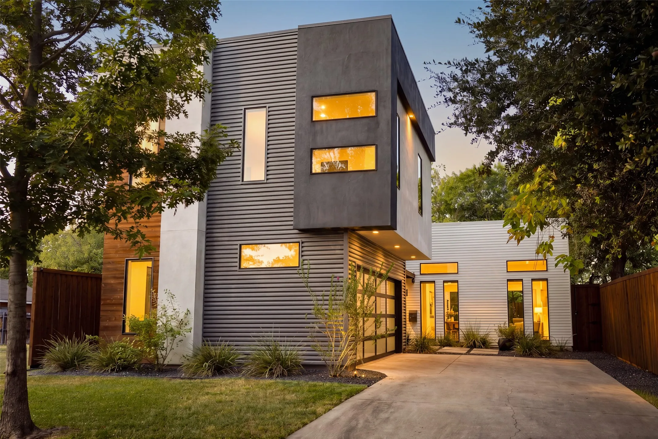 Single Family Residence For Sale in Dallas County , 424 Cameron Avenue, Dallas, Texas 75223, 4 Bedroom, 3 Bathroom, 2 Garage spaces, 2,550 Sqft, built in 2017, mls#21381746, Real Estate Agent in Dallas, Homes For Sale in Dallas county, Homes For Sale in Dallas, Realtor in Dallas Texas, Real Estate Brokerage Independent Realty Texas, Luminita Cordes Realtor
