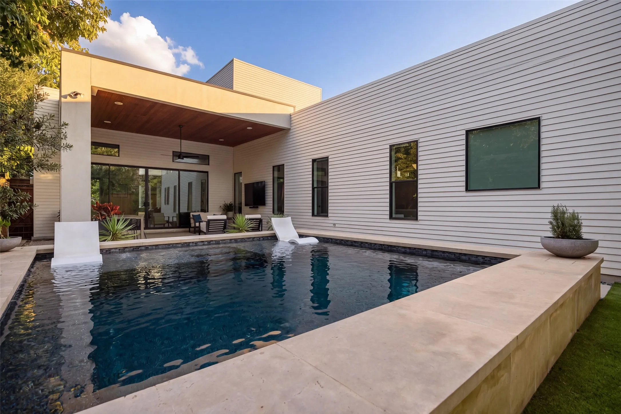 Single Family Residence For Sale in Dallas County , 424 Cameron Avenue, Dallas, Texas 75223, 4 Bedroom, 3 Bathroom, 2 Garage spaces, 2,550 Sqft, built in 2017, mls#21381746, Real Estate Agent in Dallas, Homes For Sale in Dallas county, Homes For Sale in Dallas, Realtor in Dallas Texas, Real Estate Brokerage Independent Realty Texas, Luminita Cordes Realtor