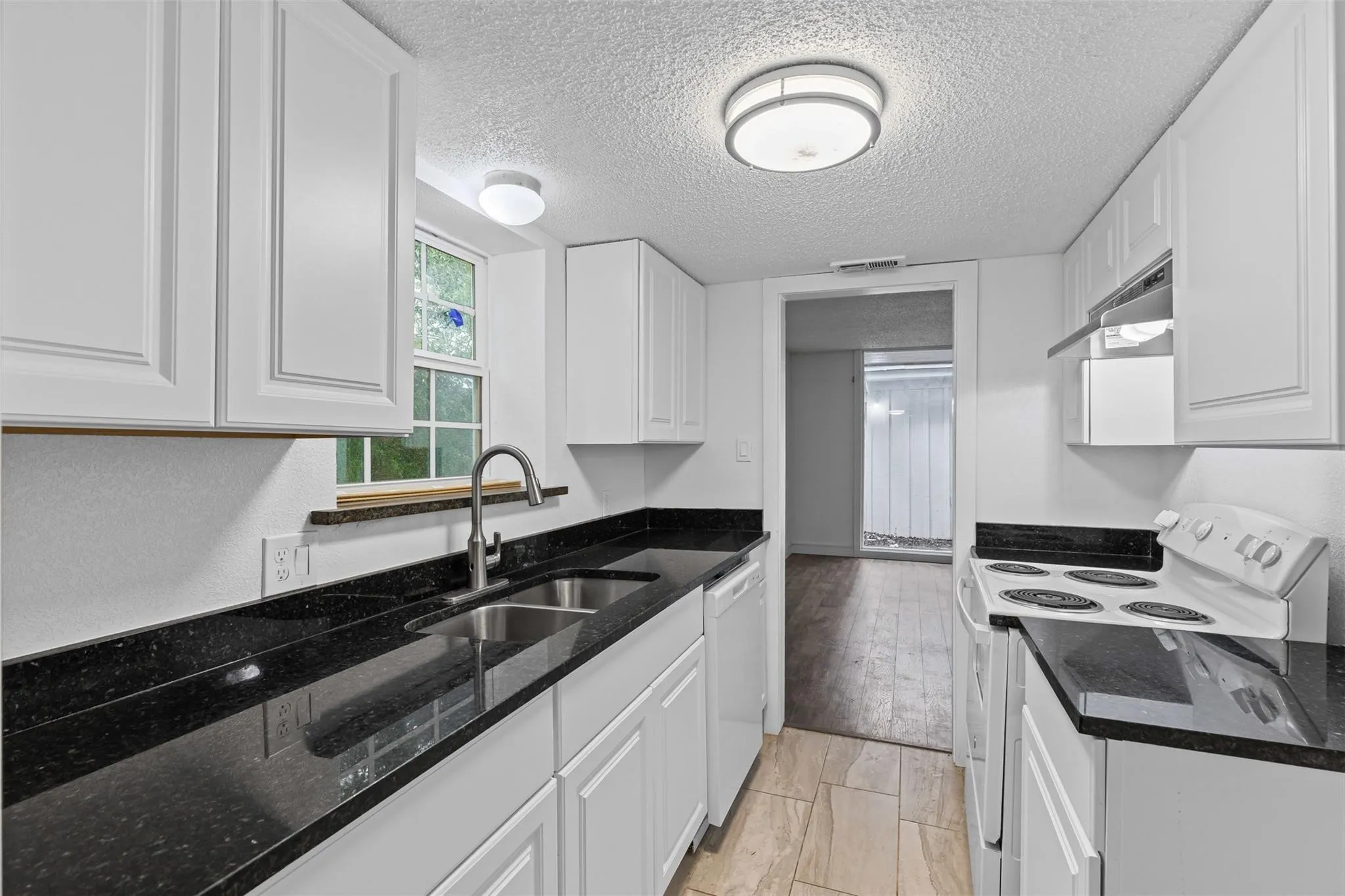 Single Family Residence For Sale in Tarrant County , 6315-6317 Walraven Circle, Fort Worth, Texas 76133, 5 Bedroom, 6 Bathroom, 4 Garage spaces, 3,151 Sqft, built in 1968, mls#21382047, Real Estate Agent in Fort Worth, Homes For Sale in Tarrant county, Homes For Sale in Fort Worth, Realtor in Fort Worth Texas, Real Estate Brokerage Independent Realty Texas, Luminita Cordes Realtor