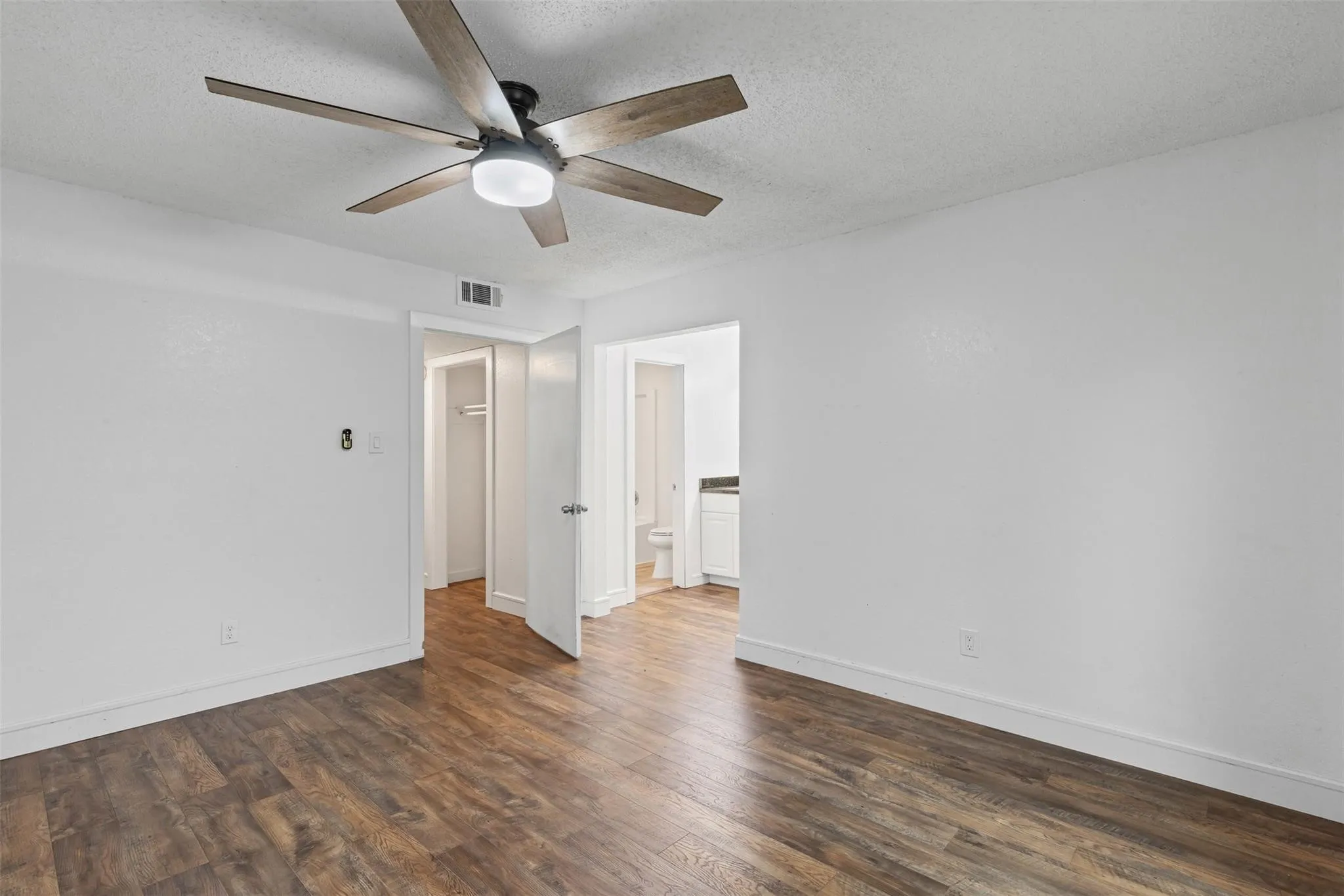 Single Family Residence For Sale in Tarrant County , 6315-6317 Walraven Circle, Fort Worth, Texas 76133, 5 Bedroom, 6 Bathroom, 4 Garage spaces, 3,151 Sqft, built in 1968, mls#21382047, Real Estate Agent in Fort Worth, Homes For Sale in Tarrant county, Homes For Sale in Fort Worth, Realtor in Fort Worth Texas, Real Estate Brokerage Independent Realty Texas, Luminita Cordes Realtor