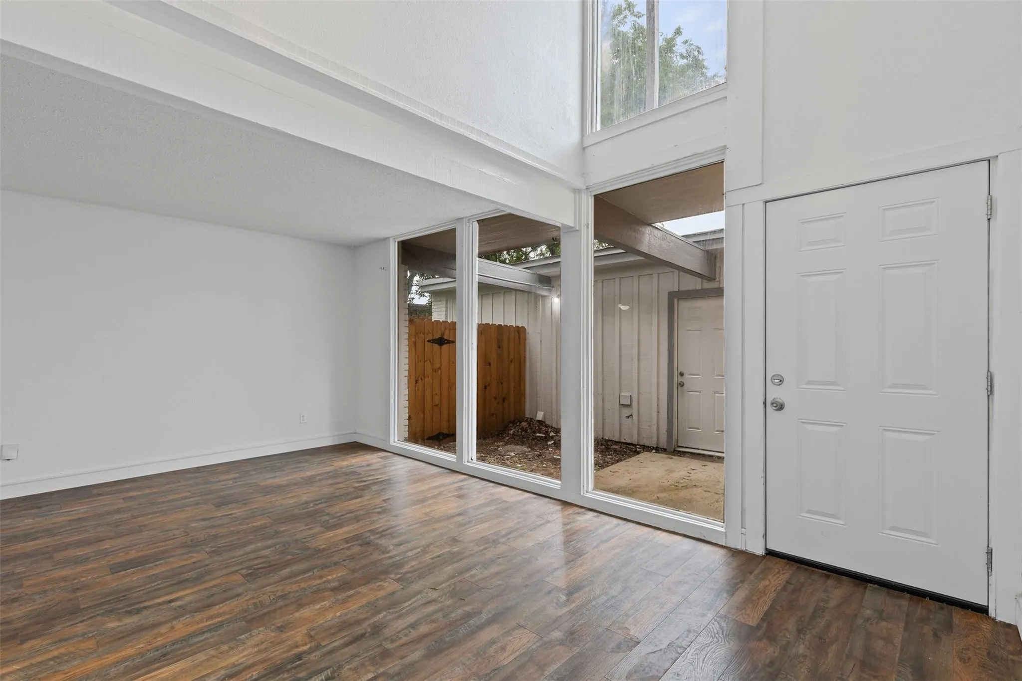 Single Family Residence For Sale in Tarrant County , 6315-6317 Walraven Circle, Fort Worth, Texas 76133, 5 Bedroom, 6 Bathroom, 4 Garage spaces, 3,151 Sqft, built in 1968, mls#21382047, Real Estate Agent in Fort Worth, Homes For Sale in Tarrant county, Homes For Sale in Fort Worth, Realtor in Fort Worth Texas, Real Estate Brokerage Independent Realty Texas, Luminita Cordes Realtor