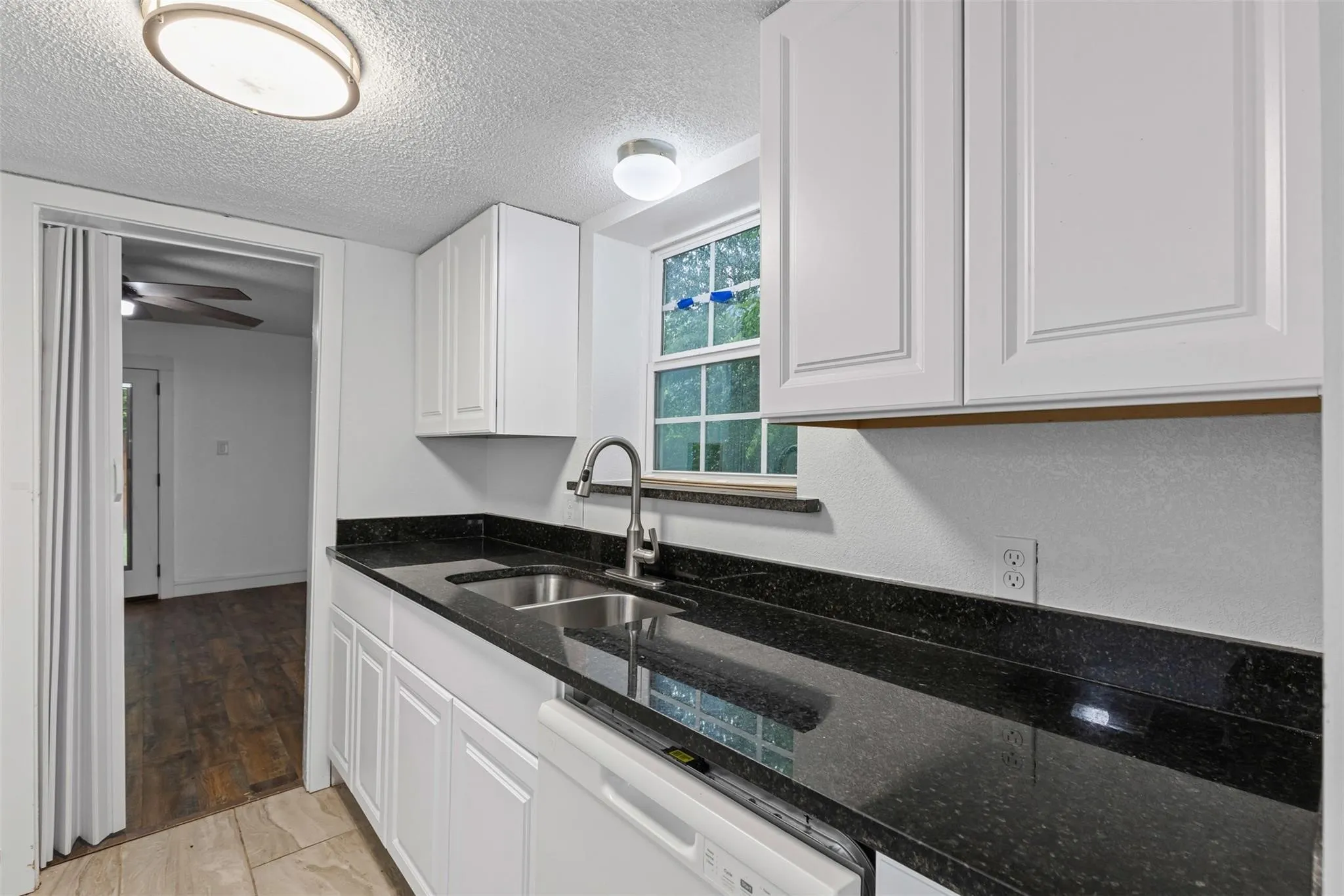 Single Family Residence For Sale in Tarrant County , 6315-6317 Walraven Circle, Fort Worth, Texas 76133, 5 Bedroom, 6 Bathroom, 4 Garage spaces, 3,151 Sqft, built in 1968, mls#21382047, Real Estate Agent in Fort Worth, Homes For Sale in Tarrant county, Homes For Sale in Fort Worth, Realtor in Fort Worth Texas, Real Estate Brokerage Independent Realty Texas, Luminita Cordes Realtor