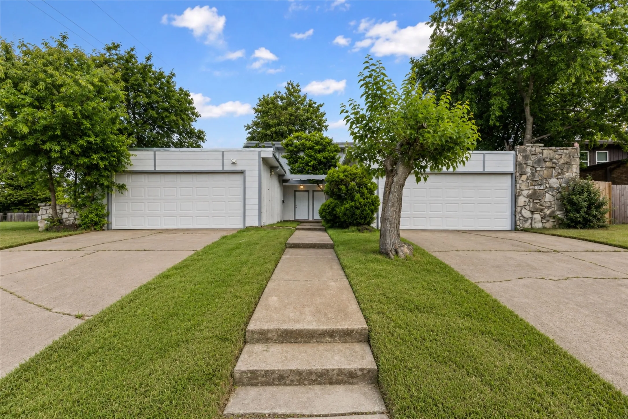Single Family Residence For Sale in Tarrant County , 6315-6317 Walraven Circle, Fort Worth, Texas 76133, 5 Bedroom, 6 Bathroom, 4 Garage spaces, 3,151 Sqft, built in 1968, mls#21382047, Real Estate Agent in Fort Worth, Homes For Sale in Tarrant county, Homes For Sale in Fort Worth, Realtor in Fort Worth Texas, Real Estate Brokerage Independent Realty Texas, Luminita Cordes Realtor