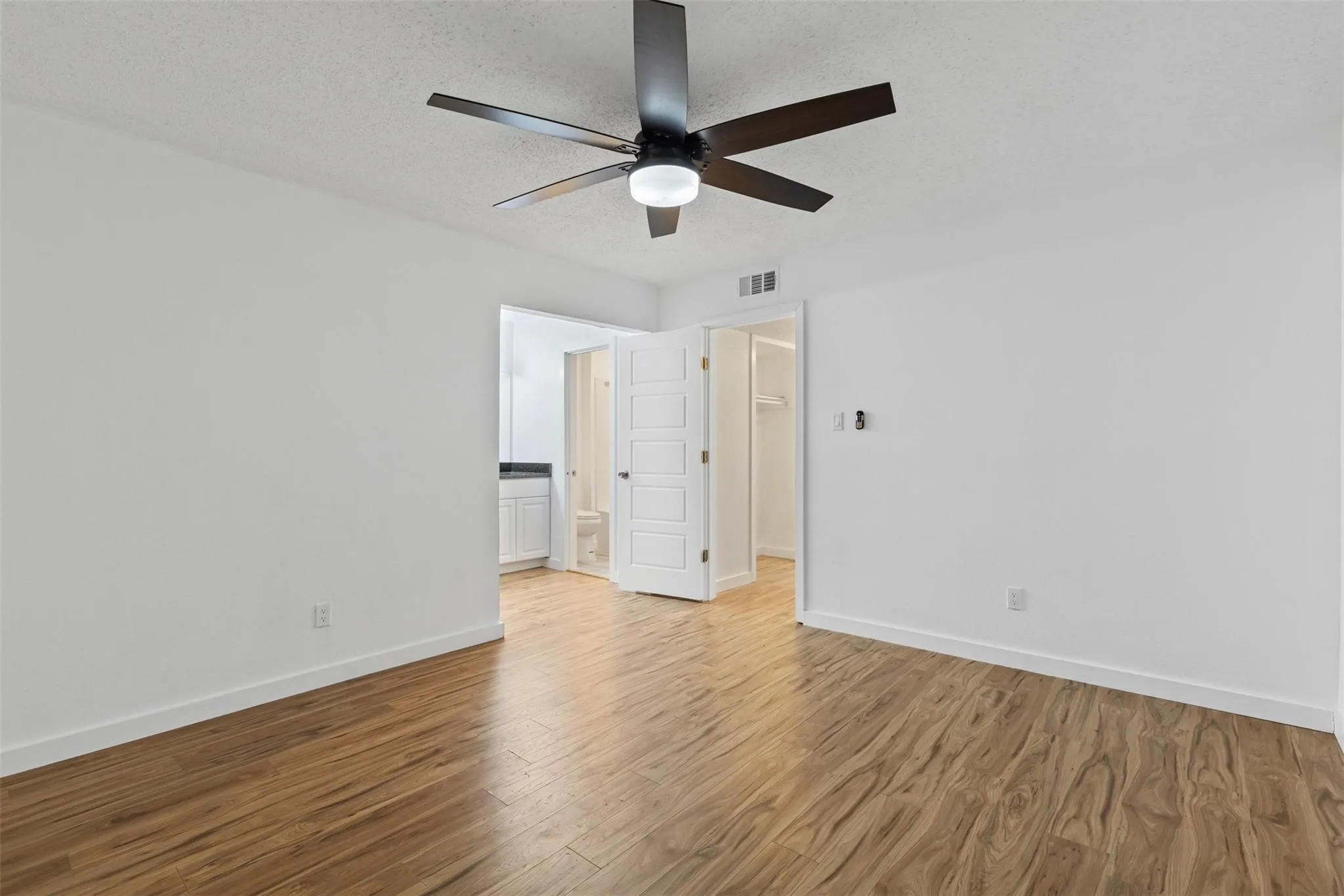 Single Family Residence For Sale in Tarrant County , 6315-6317 Walraven Circle, Fort Worth, Texas 76133, 5 Bedroom, 6 Bathroom, 4 Garage spaces, 3,151 Sqft, built in 1968, mls#21382047, Real Estate Agent in Fort Worth, Homes For Sale in Tarrant county, Homes For Sale in Fort Worth, Realtor in Fort Worth Texas, Real Estate Brokerage Independent Realty Texas, Luminita Cordes Realtor