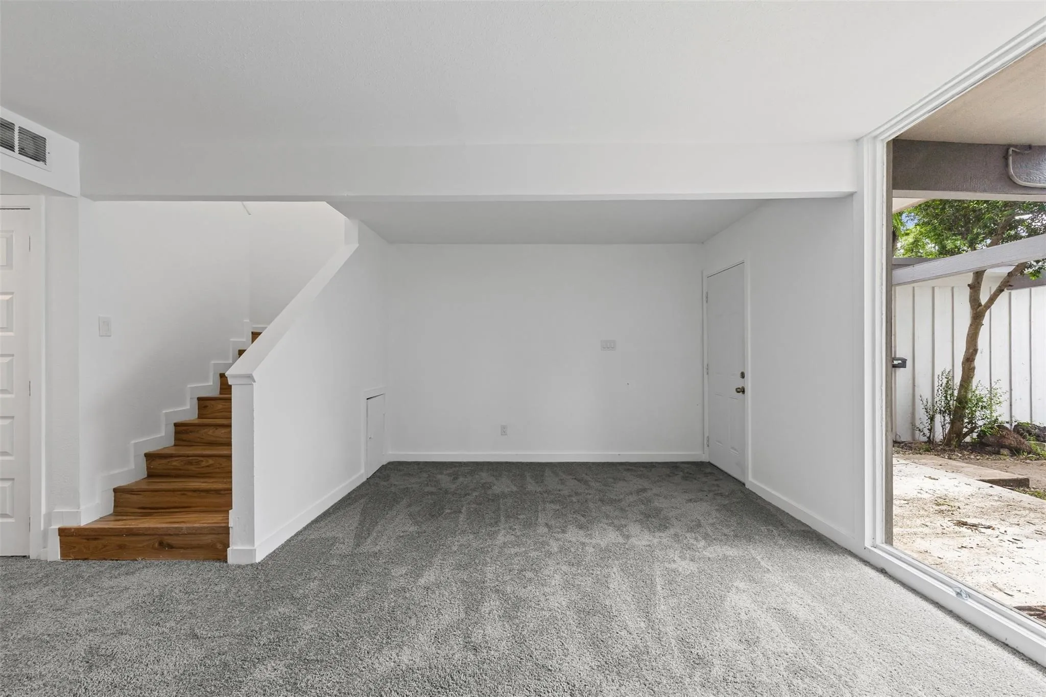 Single Family Residence For Sale in Tarrant County , 6315-6317 Walraven Circle, Fort Worth, Texas 76133, 5 Bedroom, 6 Bathroom, 4 Garage spaces, 3,151 Sqft, built in 1968, mls#21382047, Real Estate Agent in Fort Worth, Homes For Sale in Tarrant county, Homes For Sale in Fort Worth, Realtor in Fort Worth Texas, Real Estate Brokerage Independent Realty Texas, Luminita Cordes Realtor