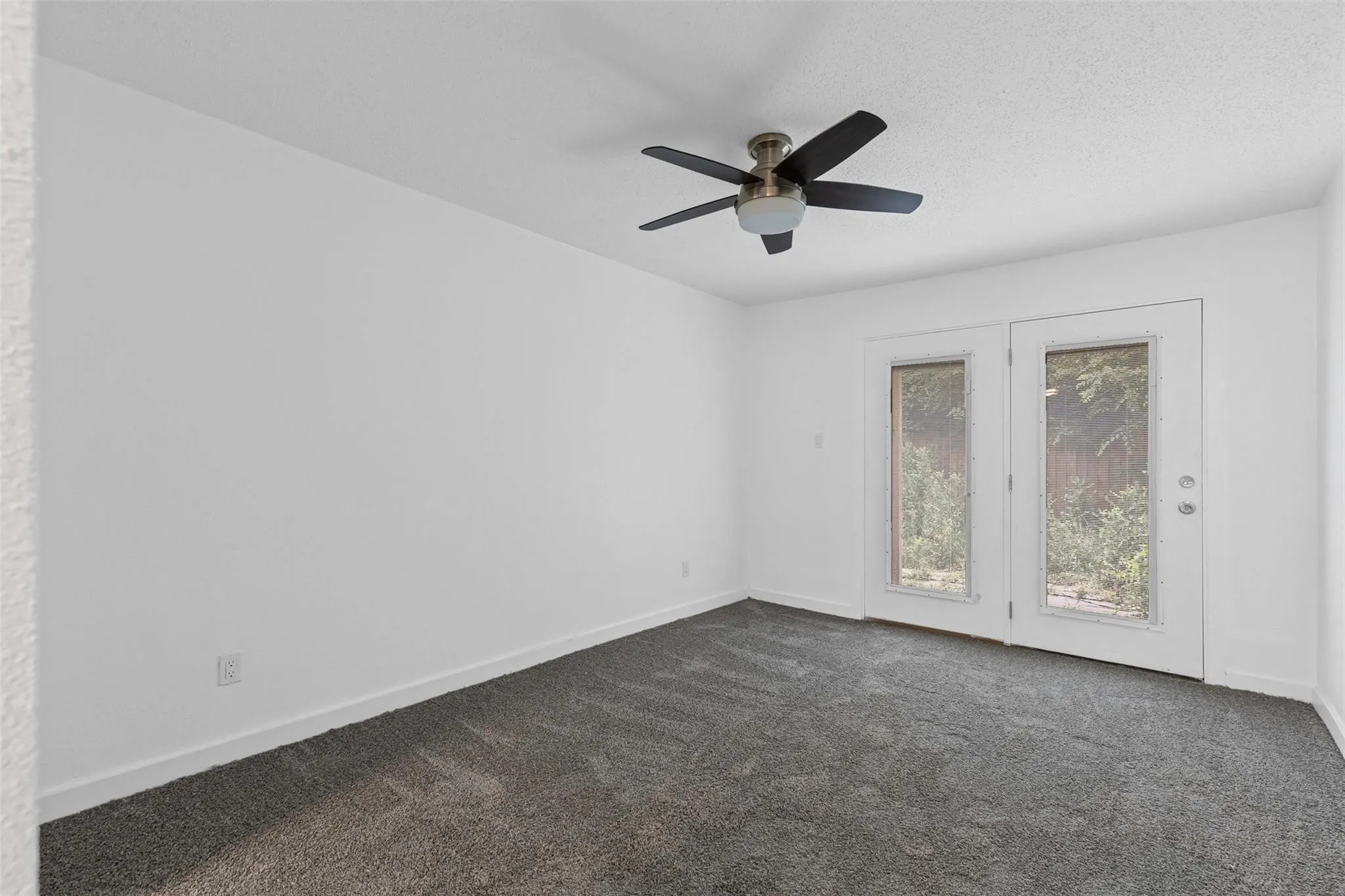 Single Family Residence For Sale in Tarrant County , 6315-6317 Walraven Circle, Fort Worth, Texas 76133, 5 Bedroom, 6 Bathroom, 4 Garage spaces, 3,151 Sqft, built in 1968, mls#21382047, Real Estate Agent in Fort Worth, Homes For Sale in Tarrant county, Homes For Sale in Fort Worth, Realtor in Fort Worth Texas, Real Estate Brokerage Independent Realty Texas, Luminita Cordes Realtor